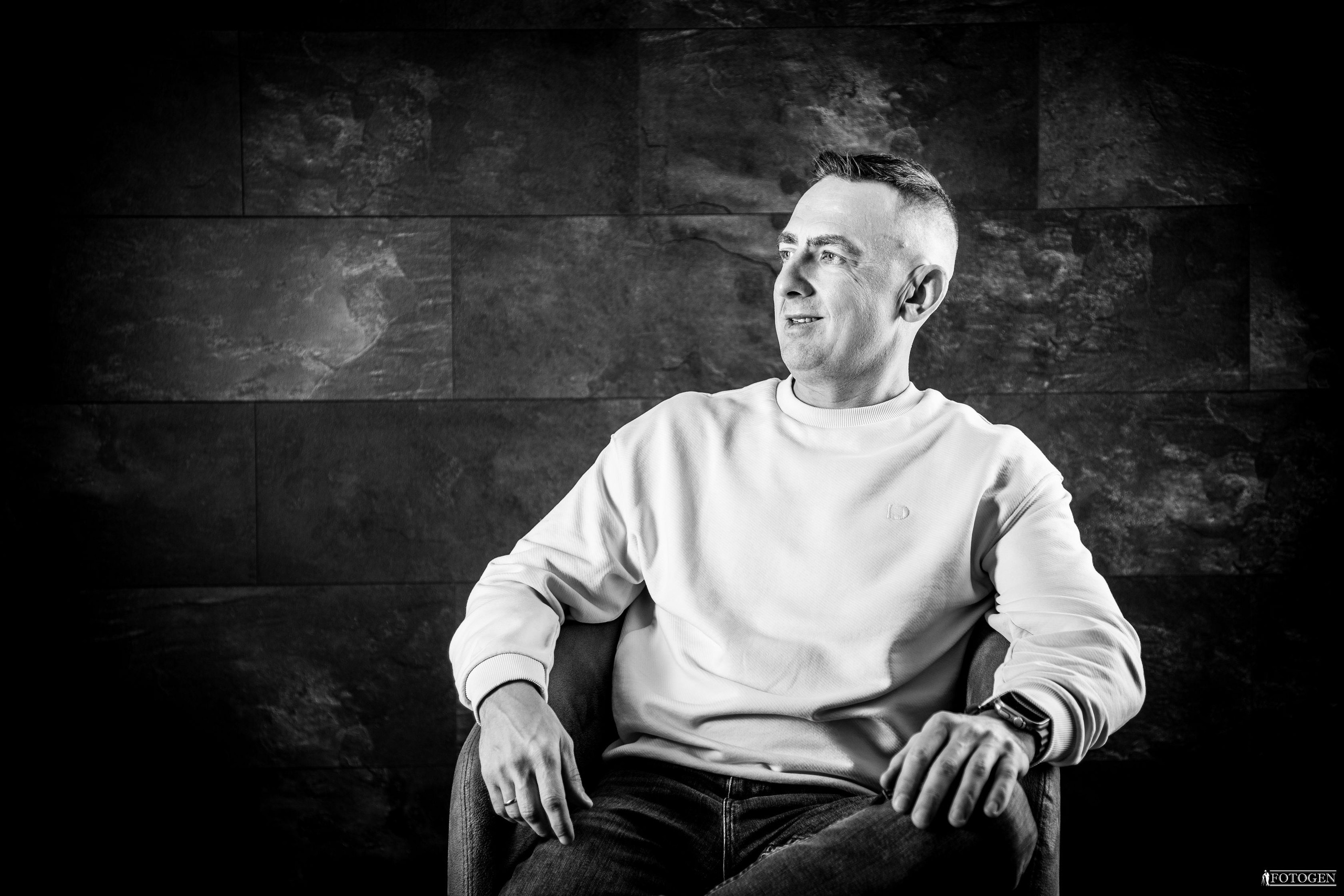 Профессиональная мужская фотосессия в Fotogen: Ваша история в кадре. Интерьерная фотостудия FOTOGEN г. Краснодар