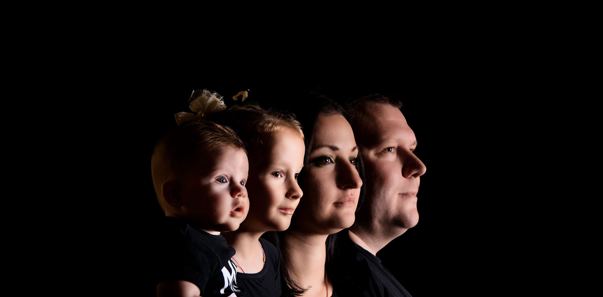 Семейная фотосессия в студии FOTOGEN в Краснодаре | Премиум качество, профессиональная ретушь фотографий.