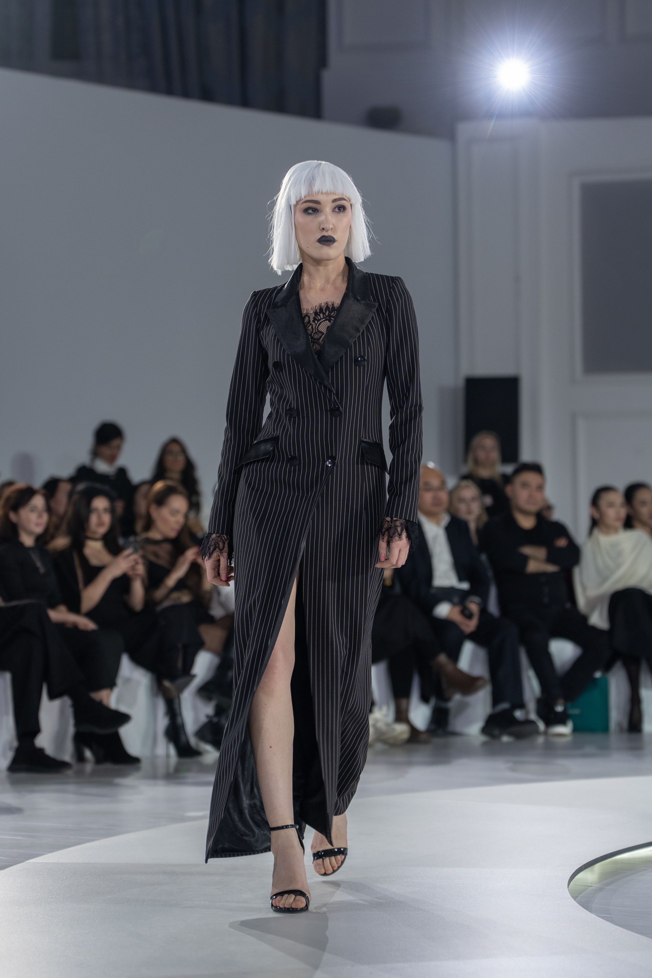 Дизайнер Umed Kuchkaliev. Сайт Алматинского НЮ АРТ, будуар и фэшн фотографа Дениса Карпенко