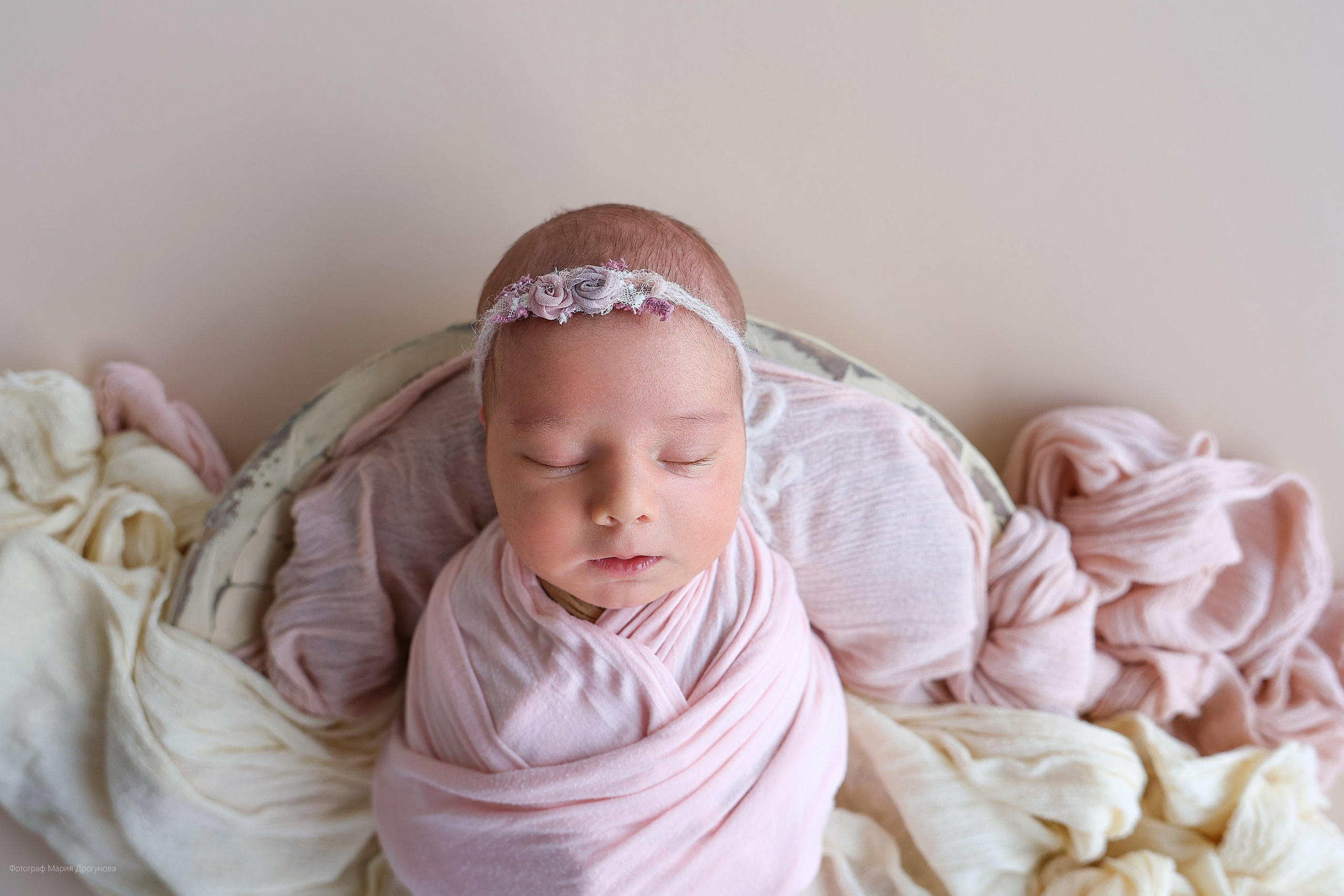 Съемка в стиле ньюборн с мамой. Фотосъемка выписки из роддома в Москве, заказать фотографа на выписку ньюборн съемка в роддоме newborn фотограф в Юдино