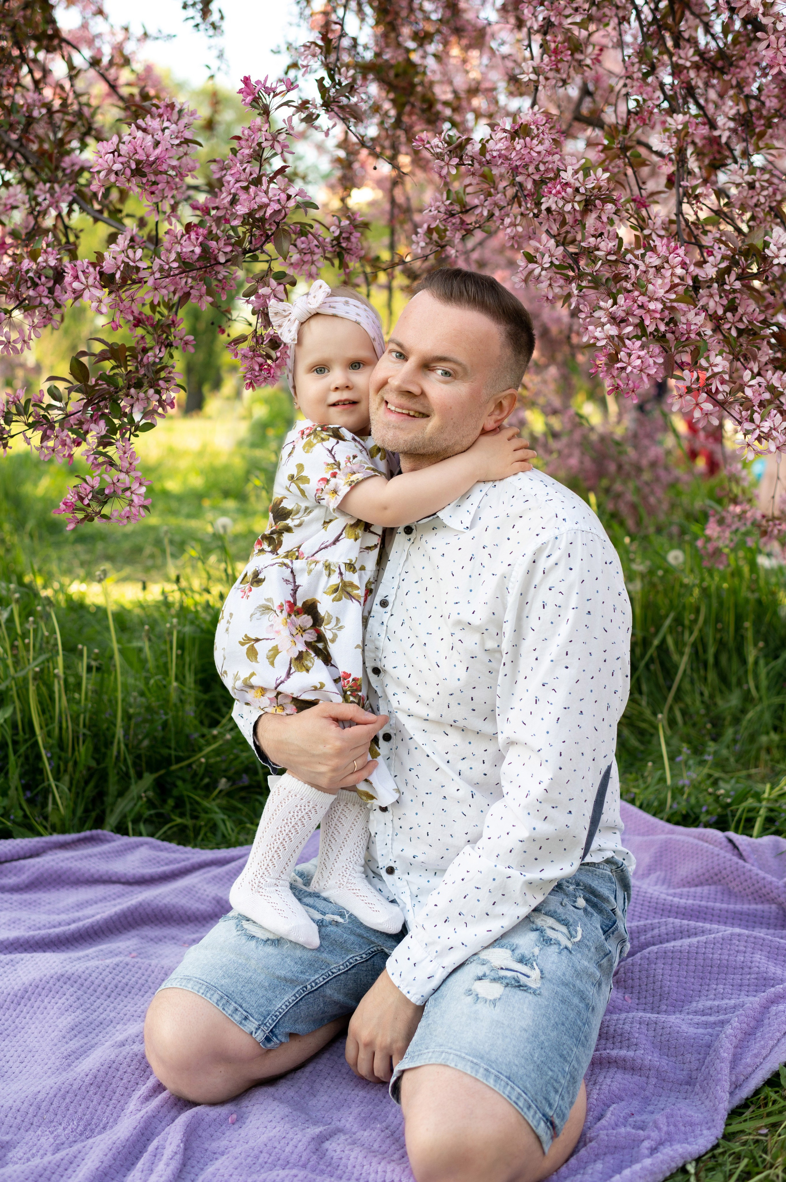 Ника и родители в розовых яблонях. Портретный, семейный и свадебный фотограф в Санкт-Петербурге и в Пушкине Ширяев Денис