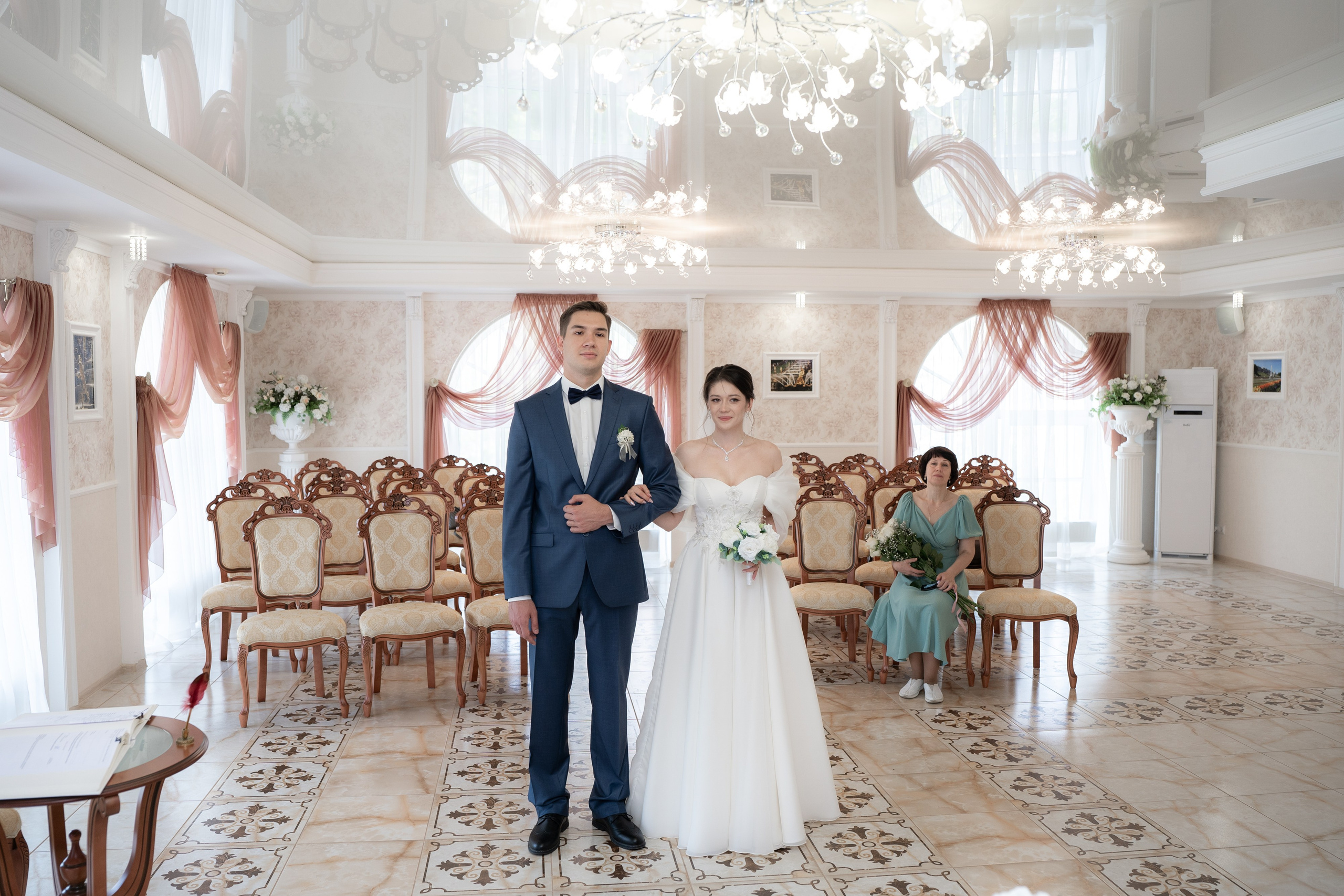 Свадебная фотосессия в ЗАГСе Петергофа. Свадебный фотограф Александр Невский в Санкт-Петербурге