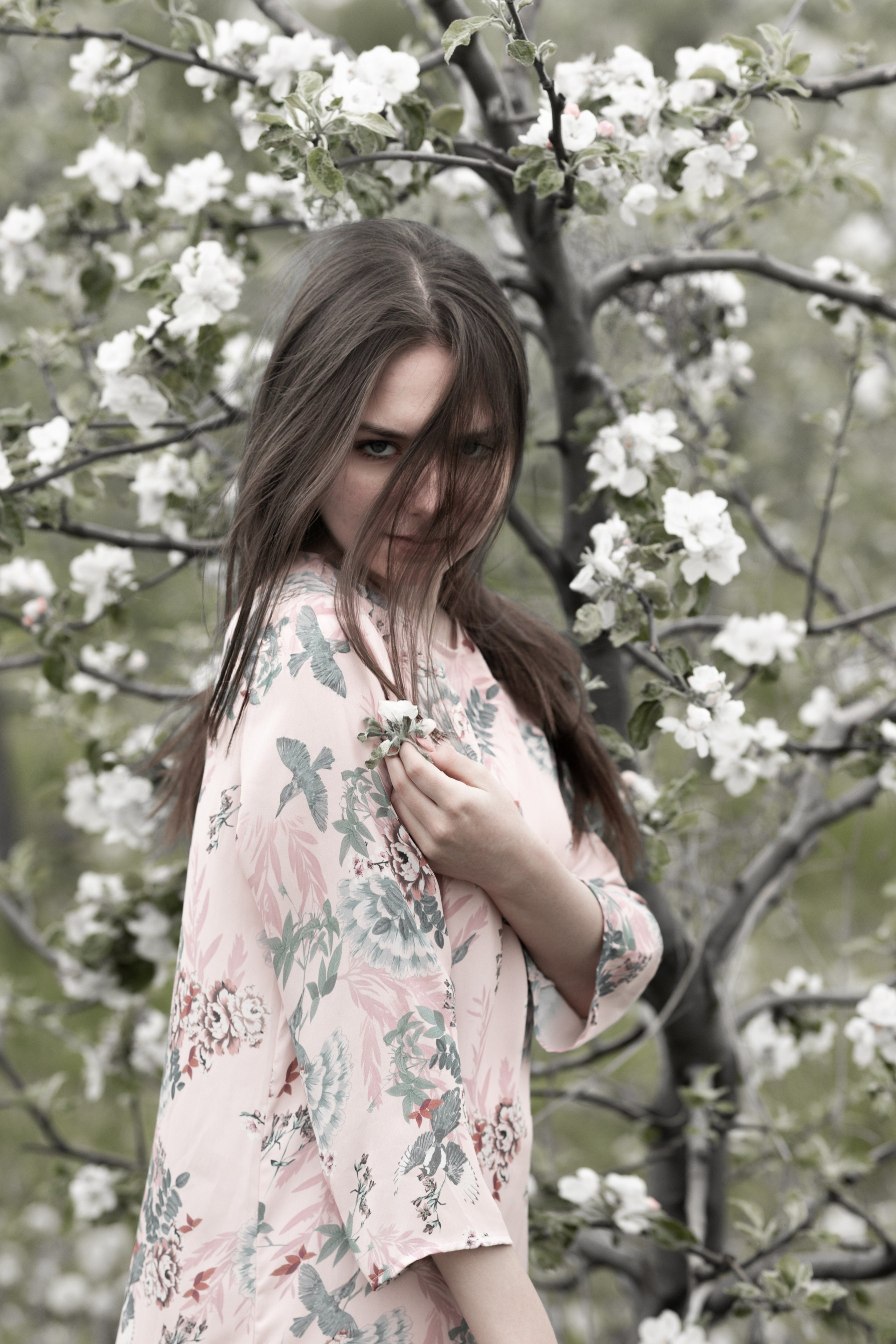 ВИКА. ФОТОСЕССИЯ В ВЕСЕННЕМ, БЕЛОСНЕЖНОМ САДУ, ЦВЕТУЩИХ ЯБЛОНЬ. ОЗЕРЫ. Светлана Басари портретный фотограф