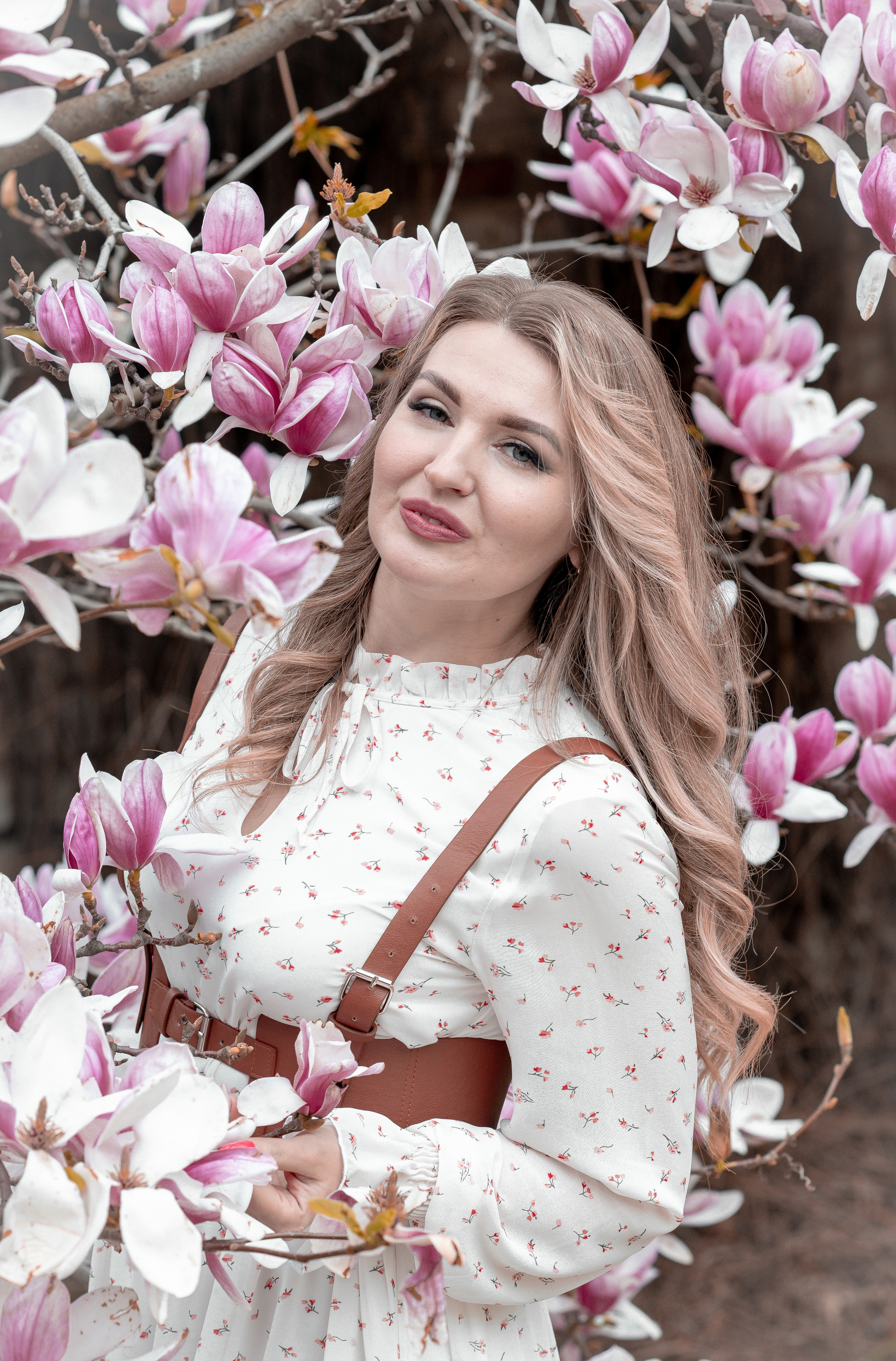 ЕЛЕНА. МАЙ. ЦВЕТУЩАЯ МАГНОЛИЯ. РЯЗАНЬ. Светлана Басари портретный фотограф