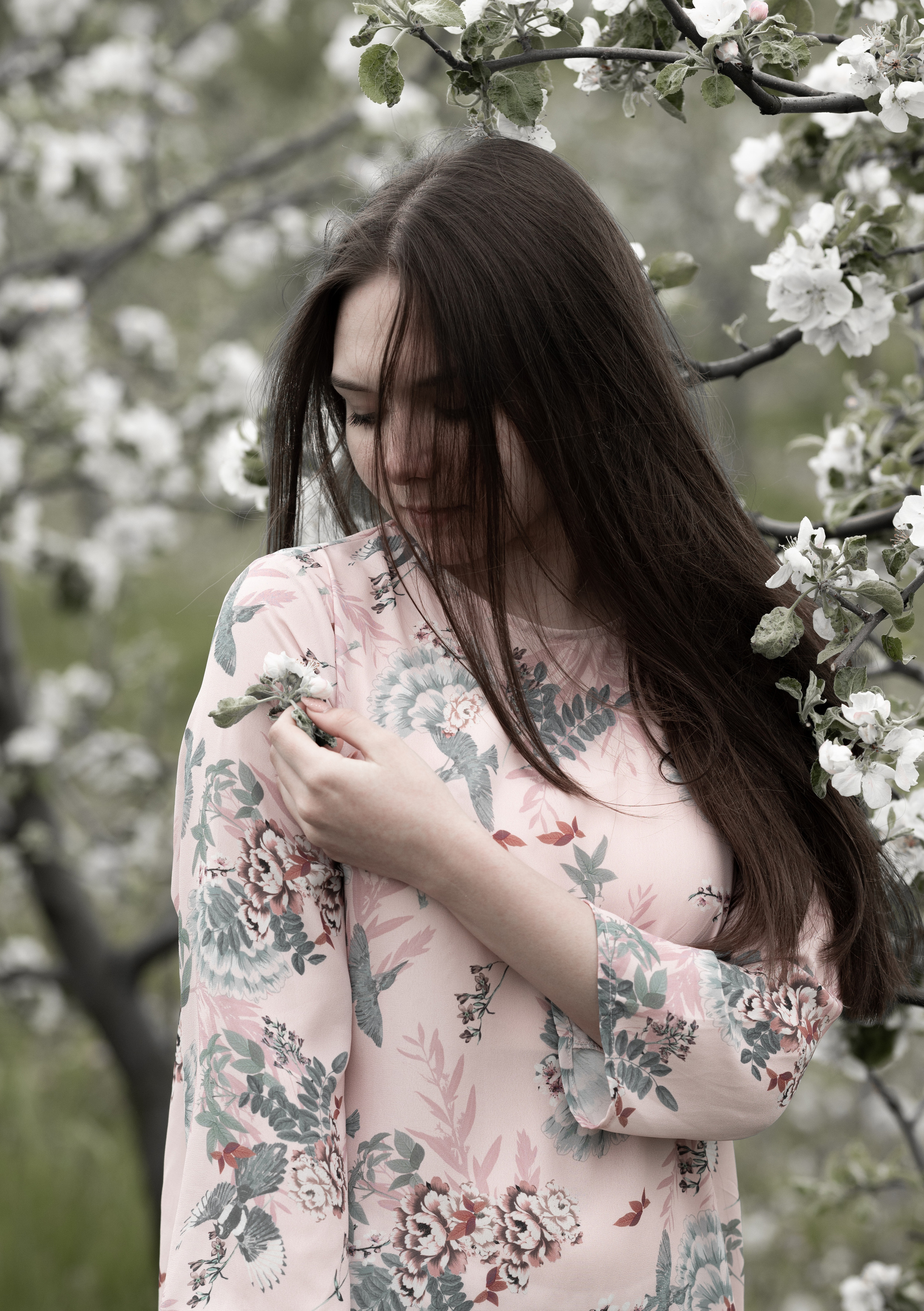 ВИКА. ФОТОСЕССИЯ В ВЕСЕННЕМ, БЕЛОСНЕЖНОМ САДУ, ЦВЕТУЩИХ ЯБЛОНЬ. ОЗЕРЫ. Светлана Басари портретный фотограф