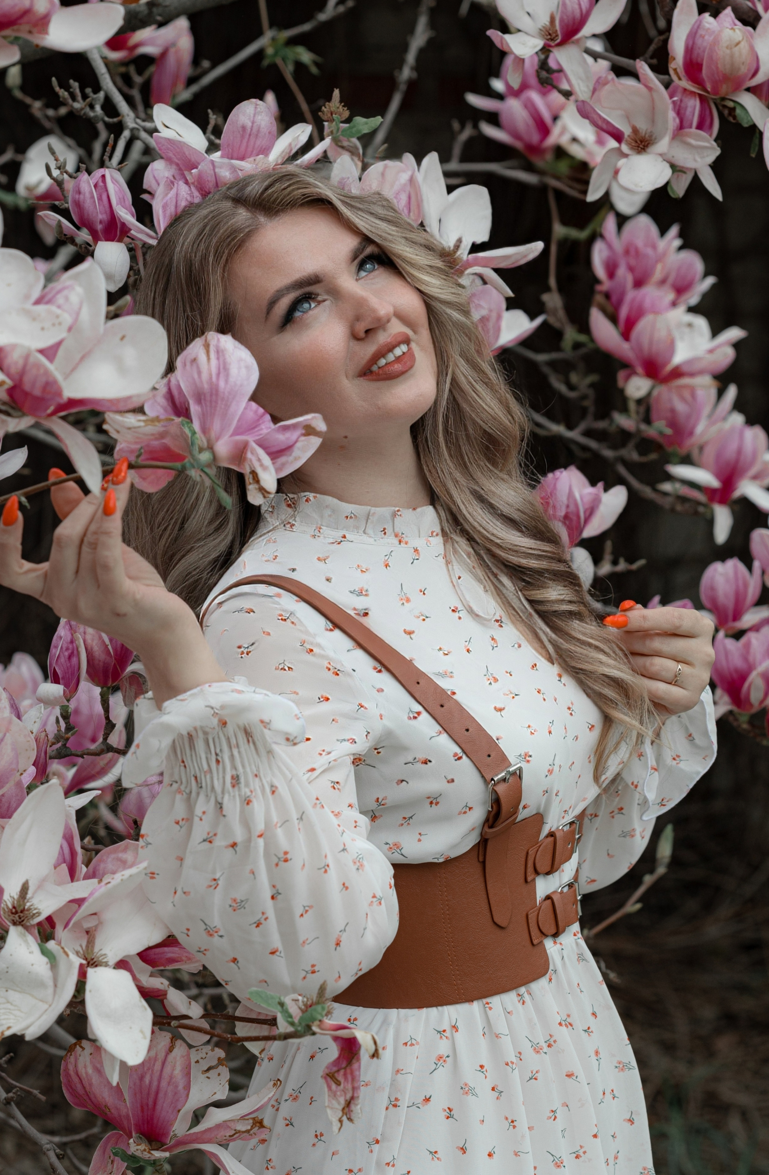 ЕЛЕНА. МАЙ. ЦВЕТУЩАЯ МАГНОЛИЯ. РЯЗАНЬ. Светлана Басари портретный фотограф