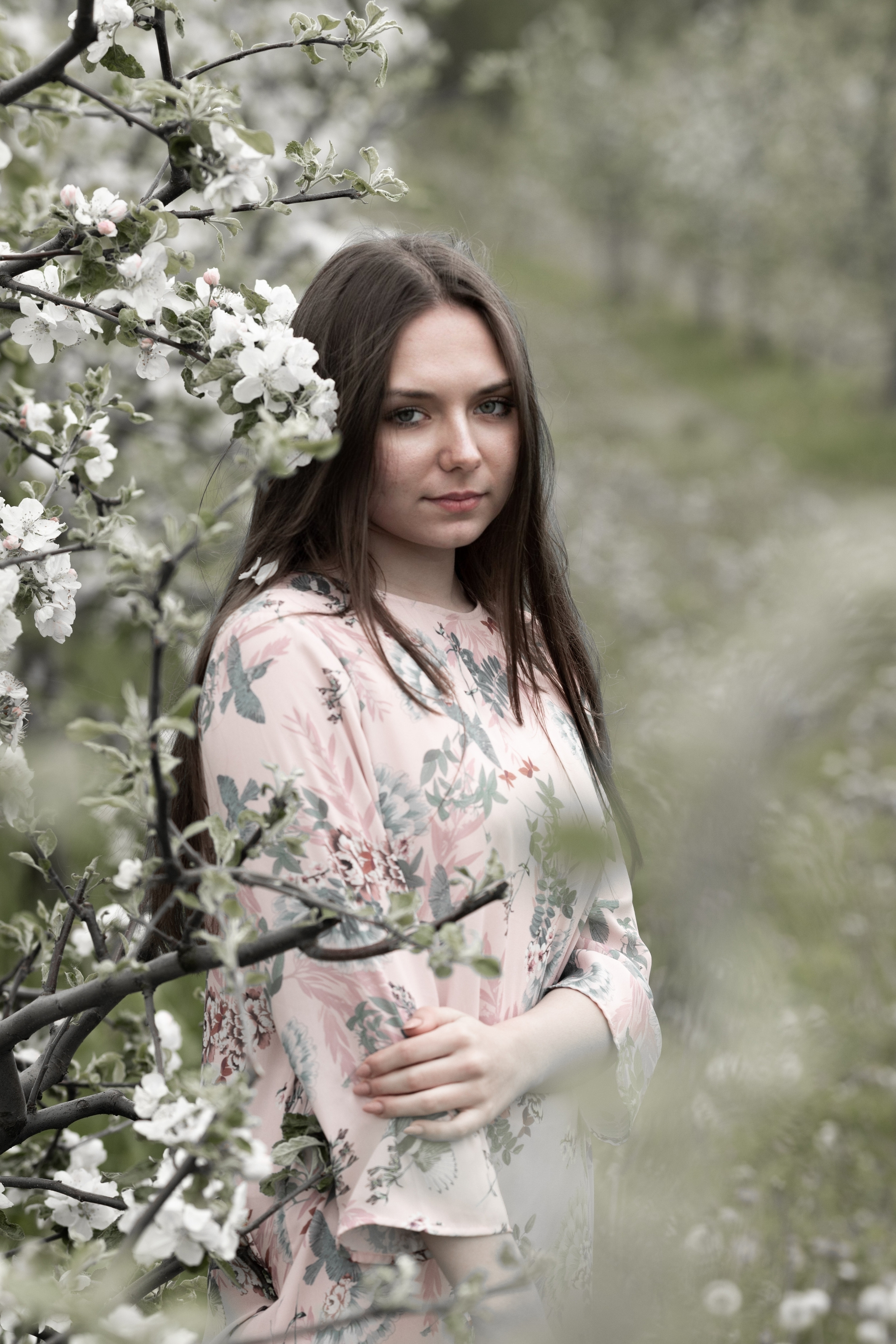 ВИКА. ФОТОСЕССИЯ В ВЕСЕННЕМ, БЕЛОСНЕЖНОМ САДУ, ЦВЕТУЩИХ ЯБЛОНЬ. ОЗЕРЫ. Светлана Басари портретный фотограф
