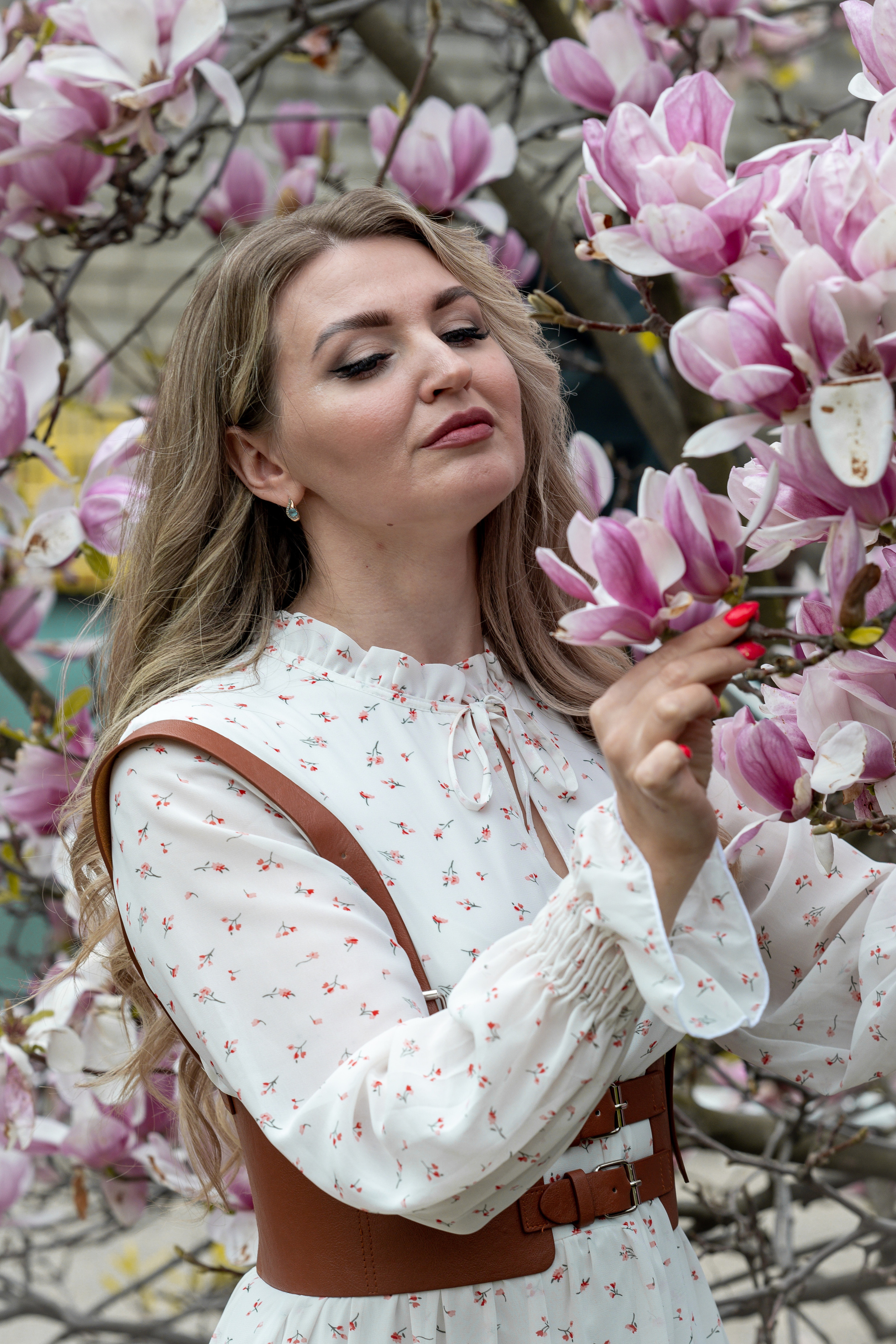 ЕЛЕНА. МАЙ. ЦВЕТУЩАЯ МАГНОЛИЯ. РЯЗАНЬ. Светлана Басари портретный фотограф