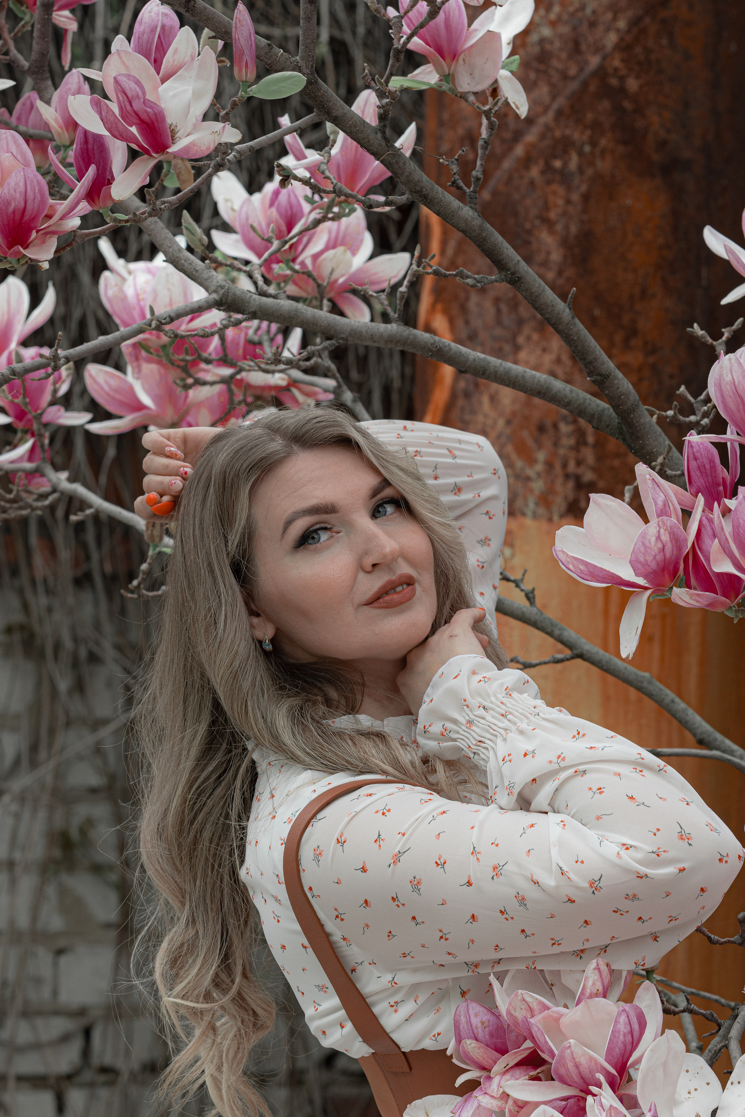 ЕЛЕНА. МАЙ. ЦВЕТУЩАЯ МАГНОЛИЯ. РЯЗАНЬ. Светлана Басари портретный фотограф