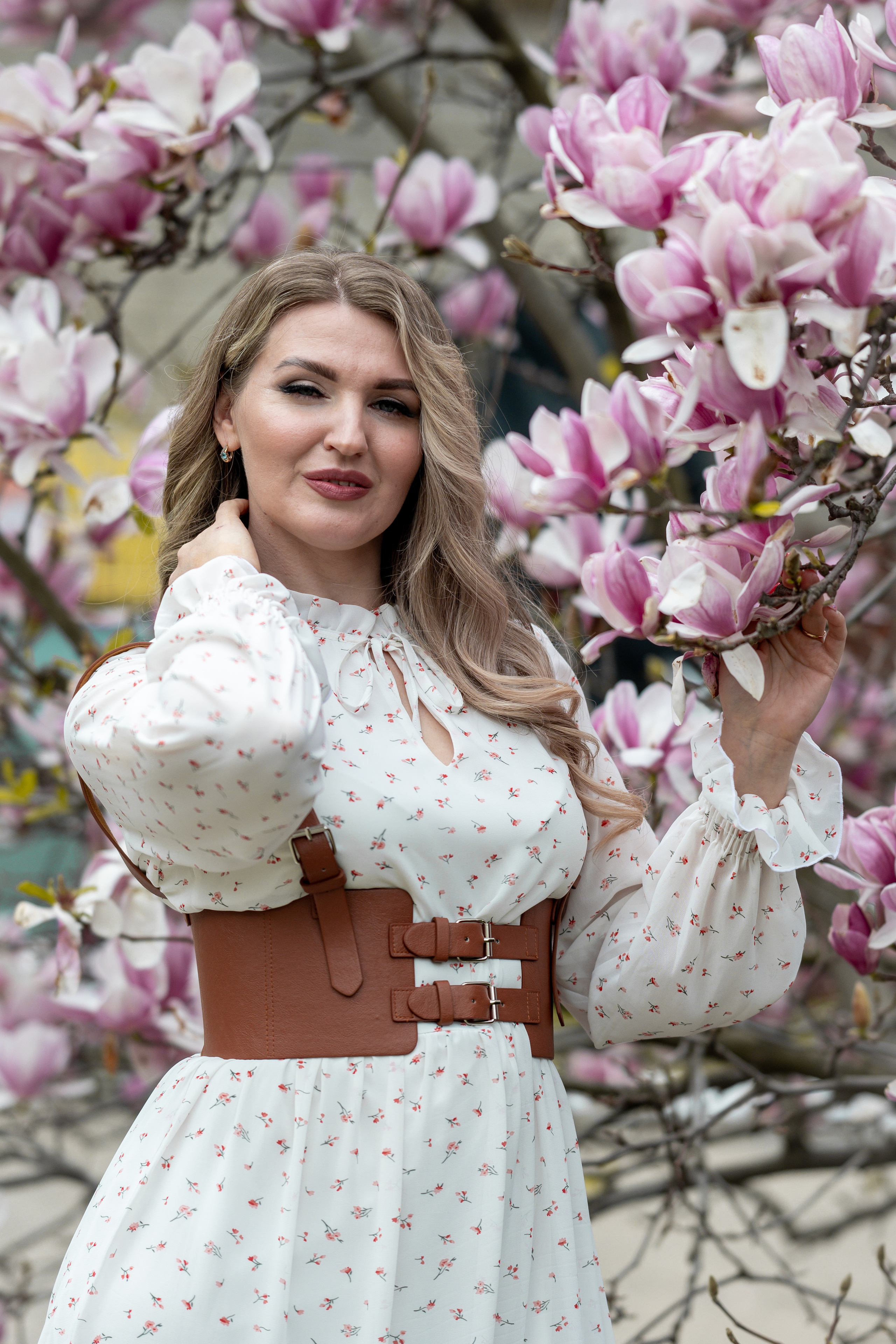 ЕЛЕНА. МАЙ. ЦВЕТУЩАЯ МАГНОЛИЯ. РЯЗАНЬ. Светлана Басари портретный фотограф