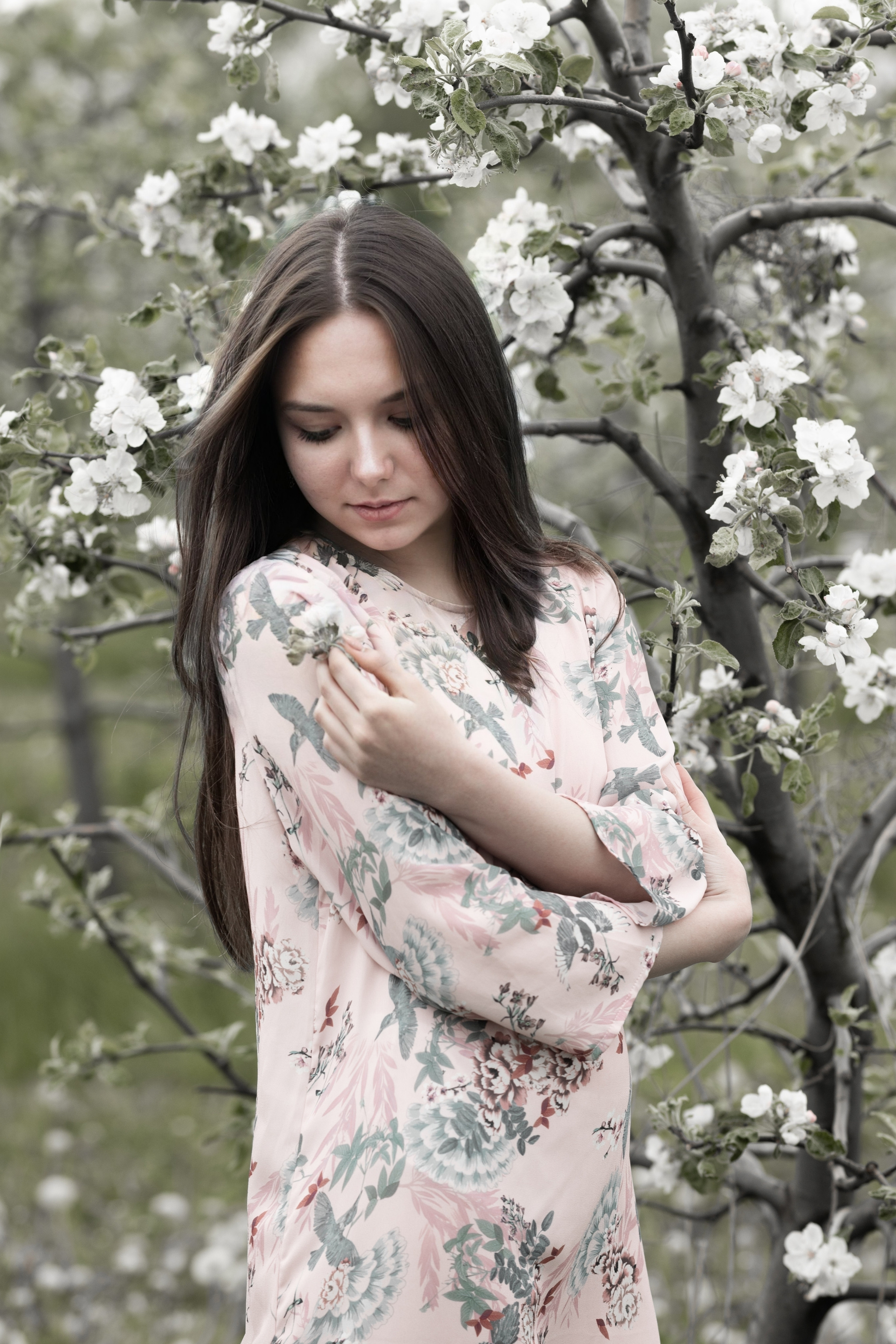 ВИКА. ФОТОСЕССИЯ В ВЕСЕННЕМ, БЕЛОСНЕЖНОМ САДУ, ЦВЕТУЩИХ ЯБЛОНЬ. ОЗЕРЫ. Светлана Басари портретный фотограф
