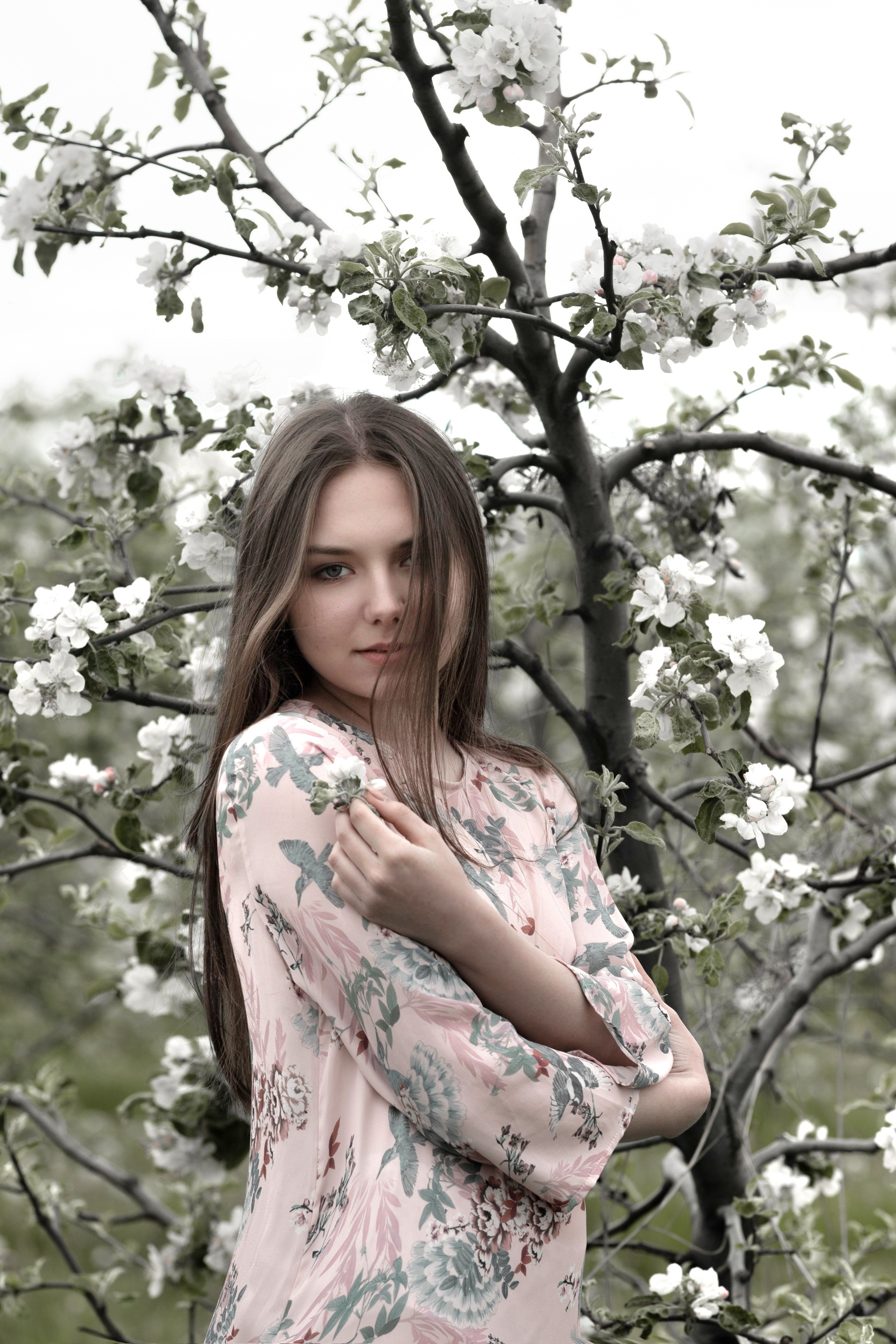 ВИКА. ФОТОСЕССИЯ В ВЕСЕННЕМ, БЕЛОСНЕЖНОМ САДУ, ЦВЕТУЩИХ ЯБЛОНЬ. ОЗЕРЫ. Светлана Басари портретный фотограф