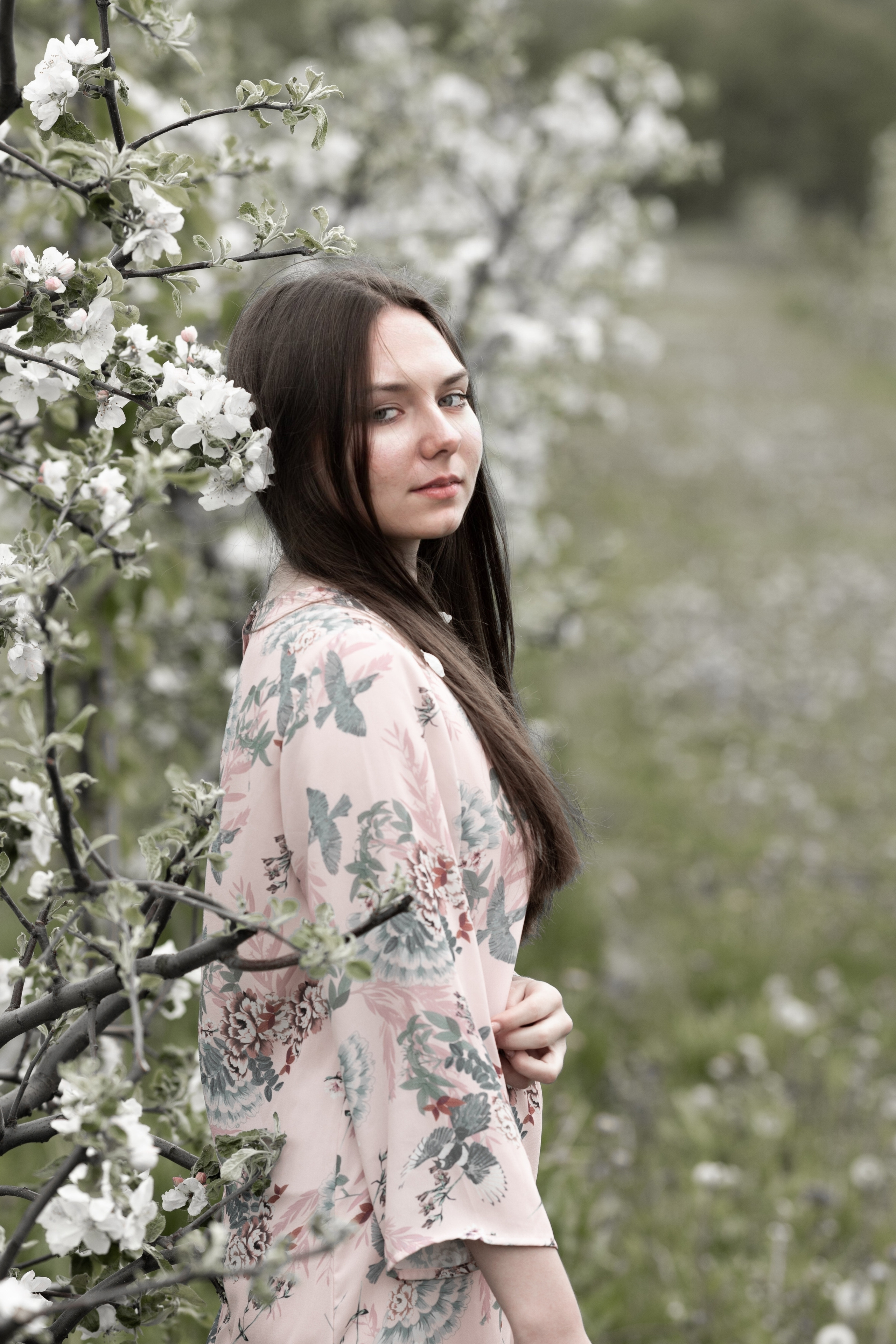 ВИКА. ФОТОСЕССИЯ В ВЕСЕННЕМ, БЕЛОСНЕЖНОМ САДУ, ЦВЕТУЩИХ ЯБЛОНЬ. ОЗЕРЫ. Светлана Басари портретный фотограф