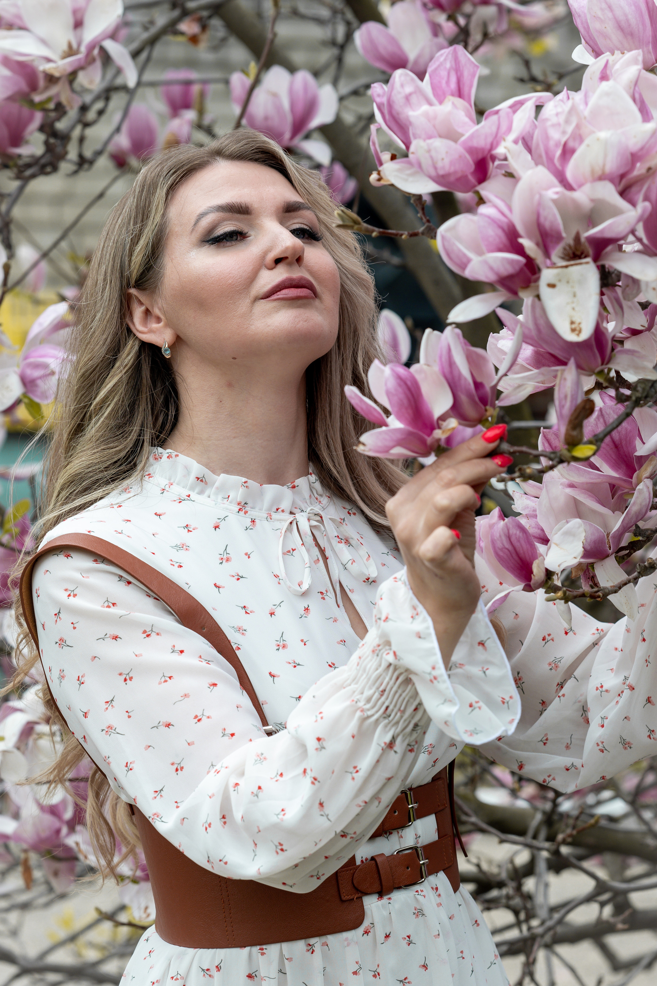ЕЛЕНА. МАЙ. ЦВЕТУЩАЯ МАГНОЛИЯ. РЯЗАНЬ. Светлана Басари портретный фотограф