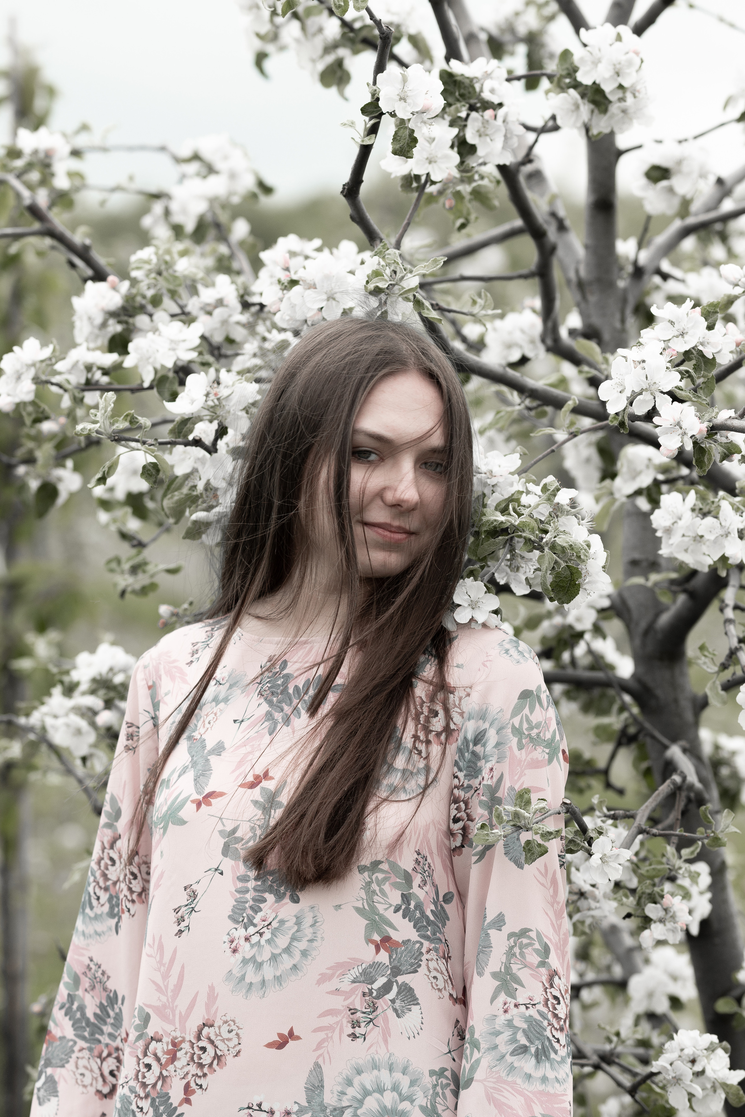 ВИКА. ФОТОСЕССИЯ В ВЕСЕННЕМ, БЕЛОСНЕЖНОМ САДУ, ЦВЕТУЩИХ ЯБЛОНЬ. ОЗЕРЫ. Светлана Басари портретный фотограф