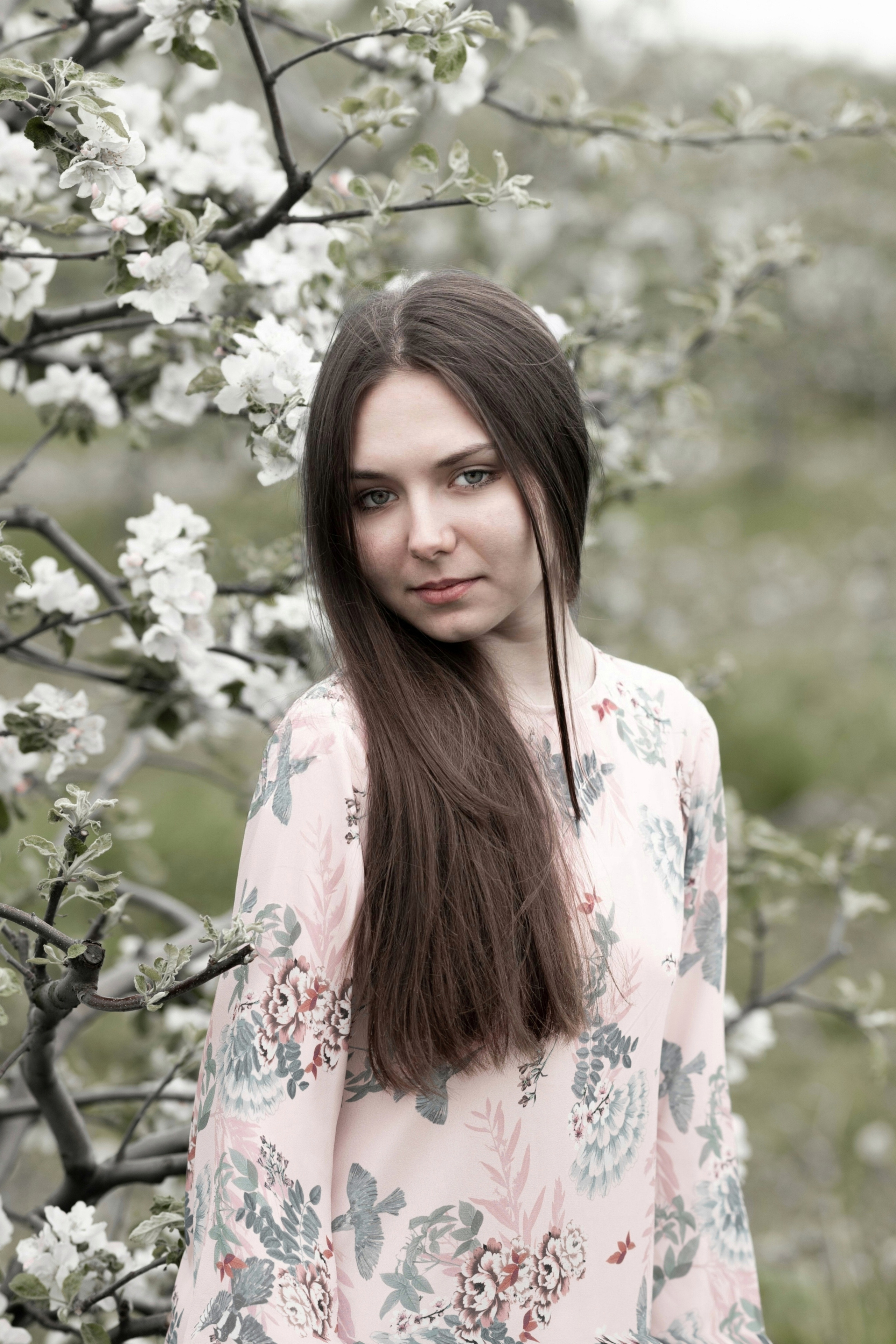 ВИКА. ФОТОСЕССИЯ В ВЕСЕННЕМ, БЕЛОСНЕЖНОМ САДУ, ЦВЕТУЩИХ ЯБЛОНЬ. ОЗЕРЫ. Светлана Басари портретный фотограф