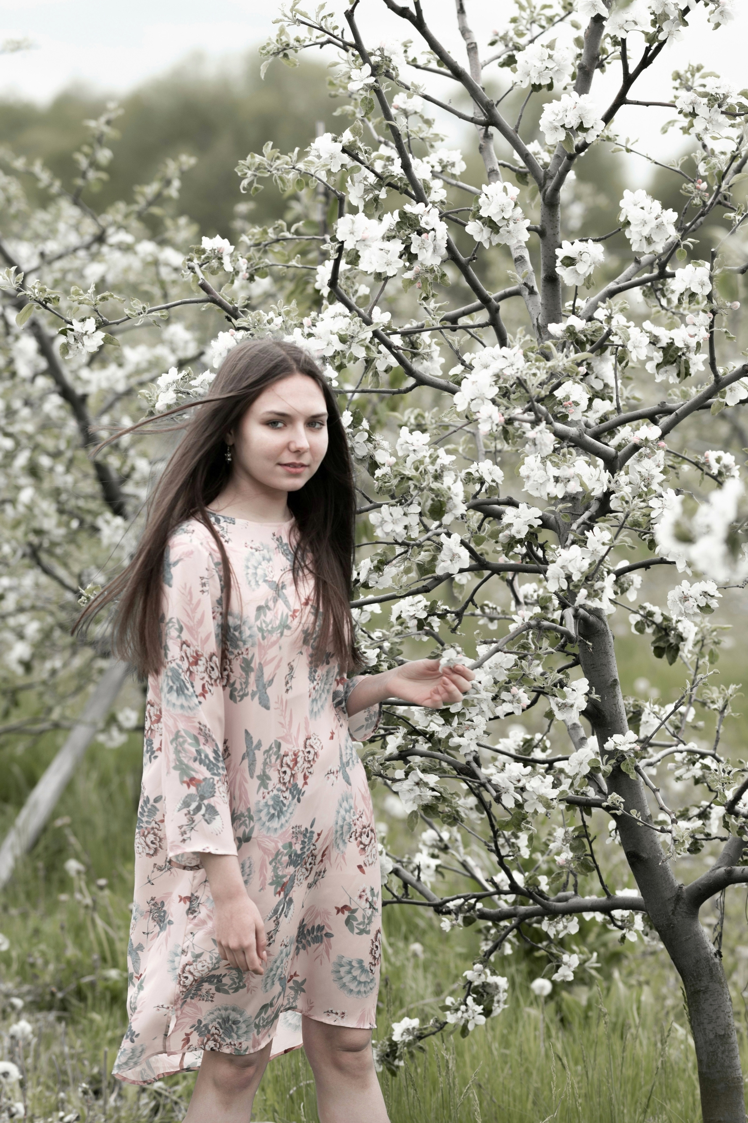 ВИКА. ФОТОСЕССИЯ В ВЕСЕННЕМ, БЕЛОСНЕЖНОМ САДУ, ЦВЕТУЩИХ ЯБЛОНЬ. ОЗЕРЫ. Светлана Басари портретный фотограф