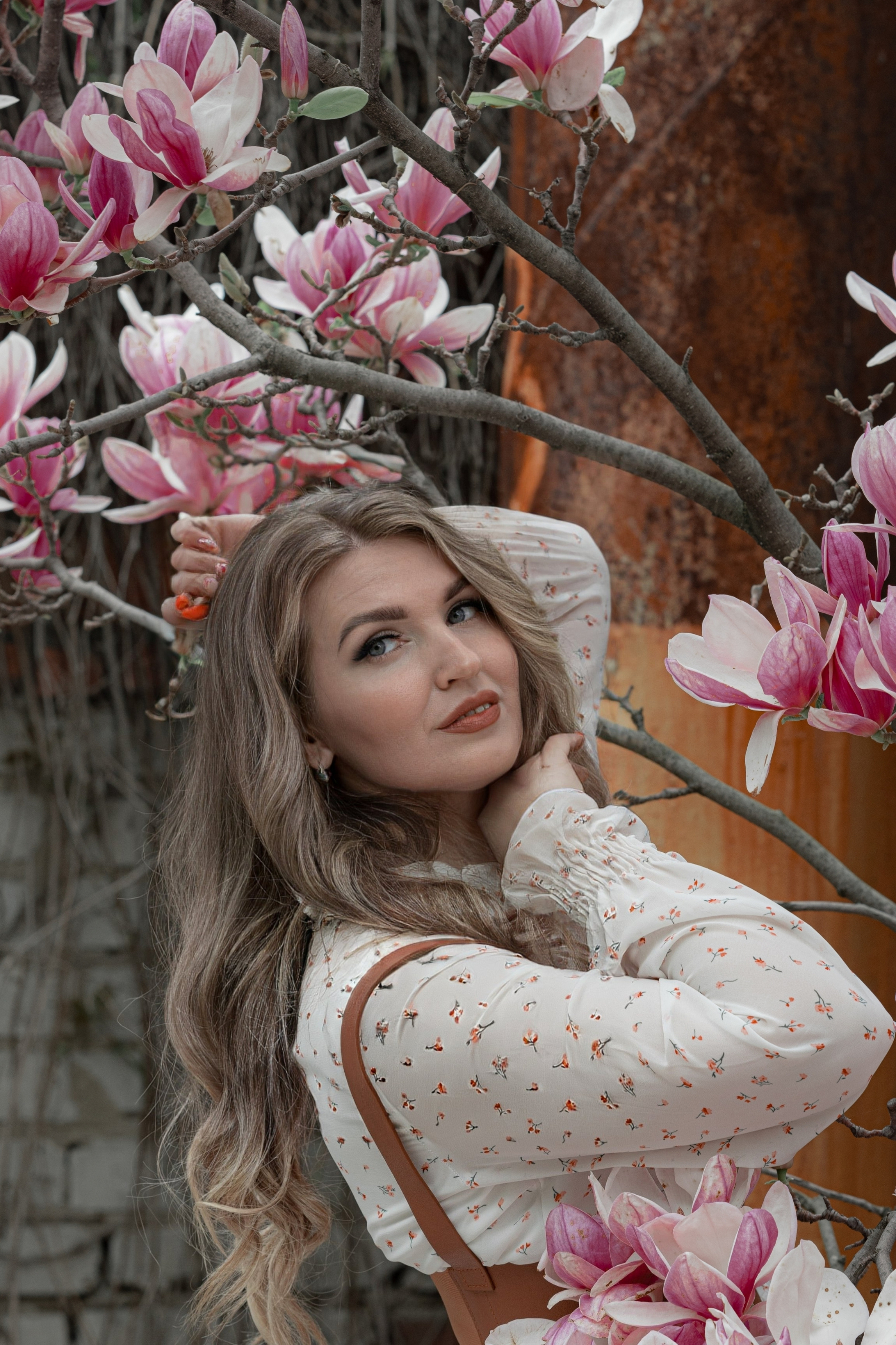 ЕЛЕНА. МАЙ. ЦВЕТУЩАЯ МАГНОЛИЯ. РЯЗАНЬ. Светлана Басари портретный фотограф