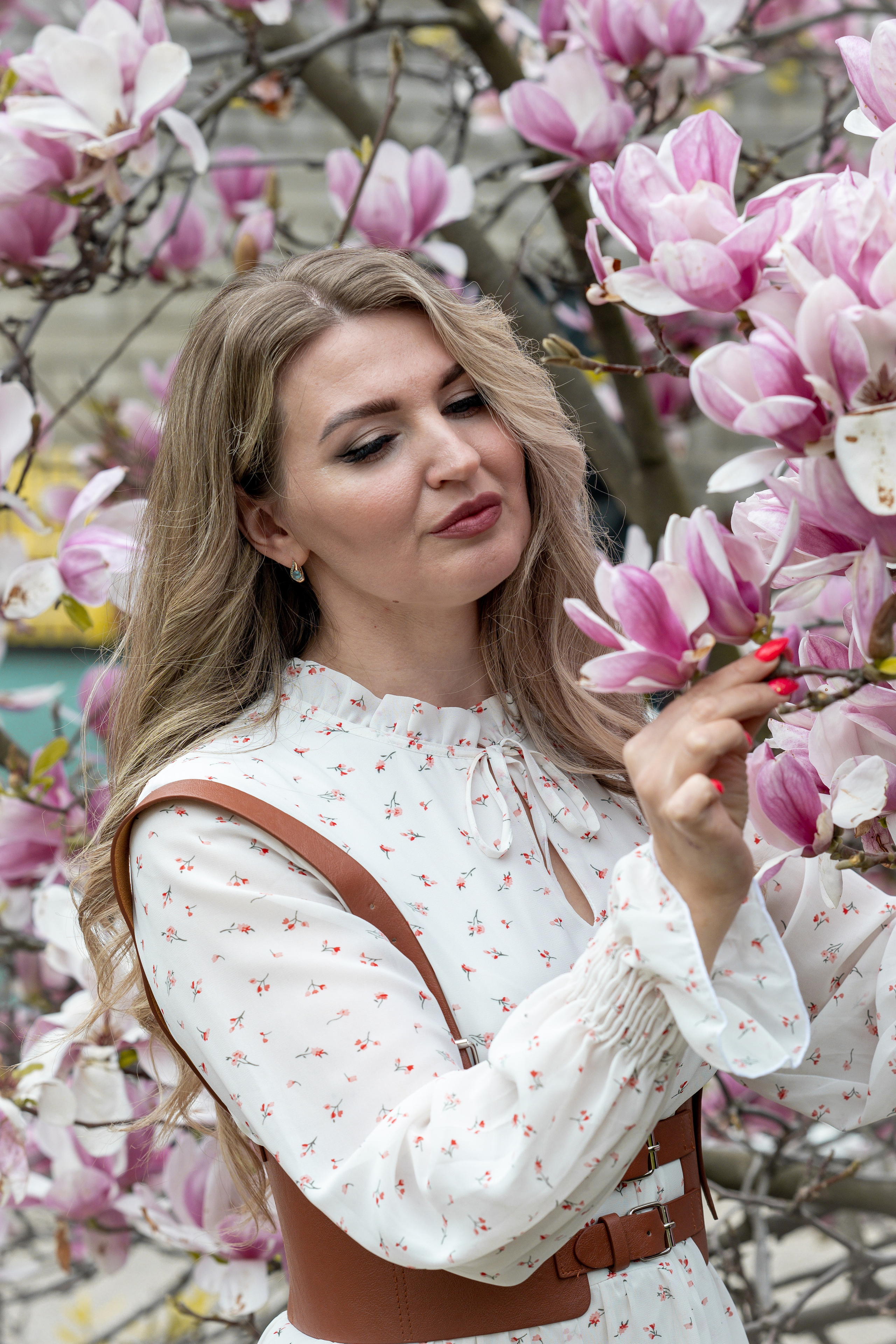 ЕЛЕНА. МАЙ. ЦВЕТУЩАЯ МАГНОЛИЯ. РЯЗАНЬ. Светлана Басари портретный фотограф