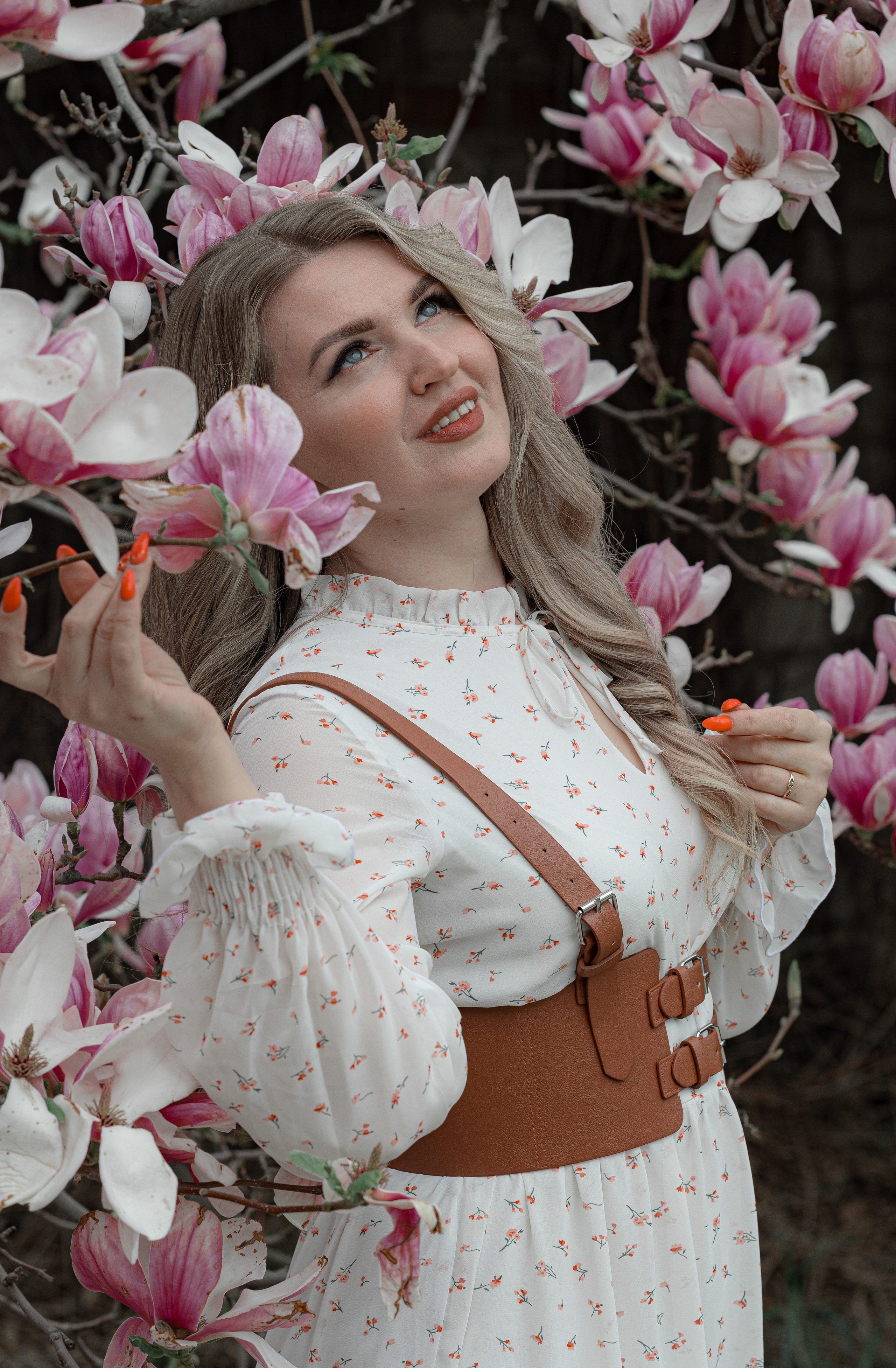 ЕЛЕНА. МАЙ. ЦВЕТУЩАЯ МАГНОЛИЯ. РЯЗАНЬ. Светлана Басари портретный фотограф