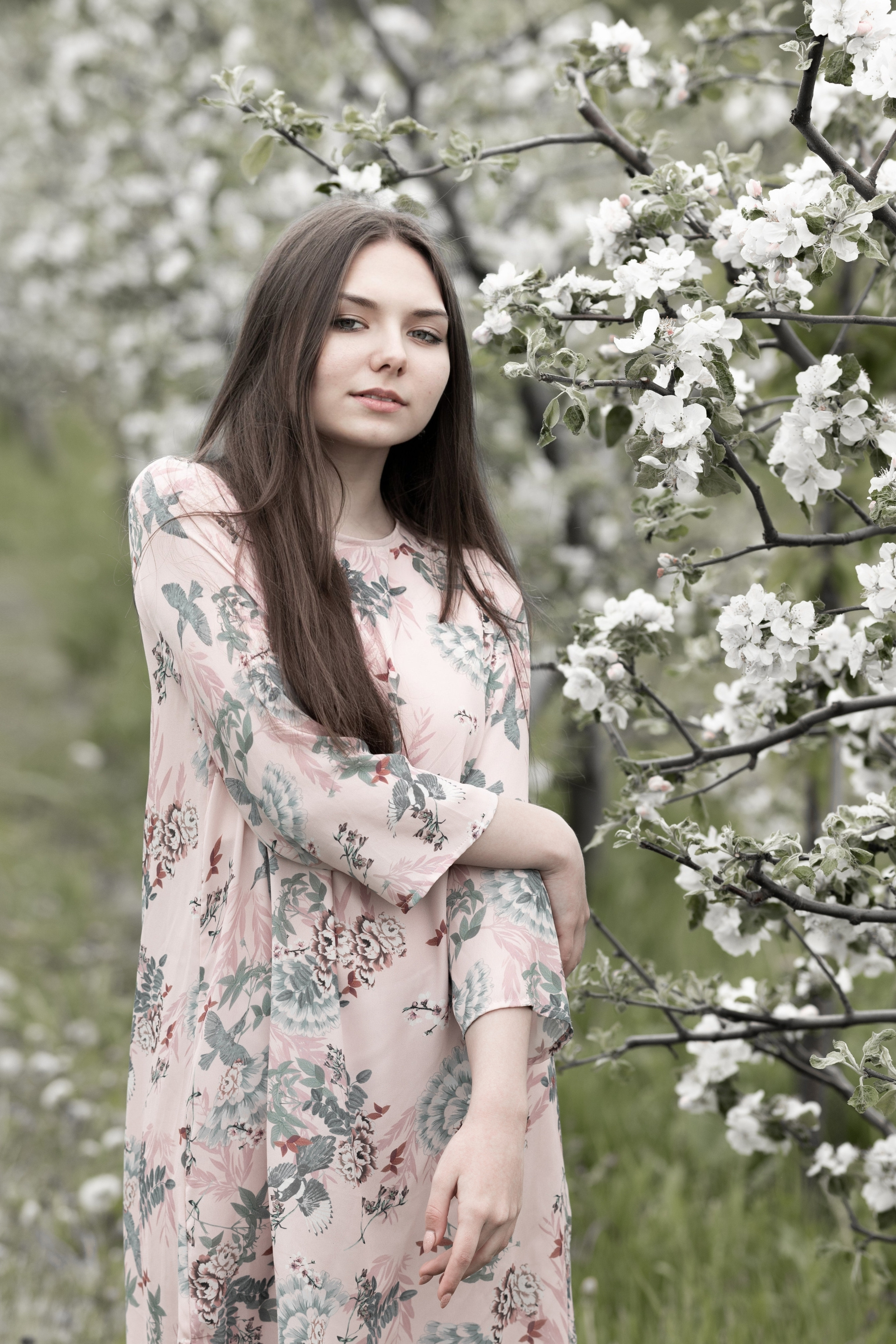 ВИКА. ФОТОСЕССИЯ В ВЕСЕННЕМ, БЕЛОСНЕЖНОМ САДУ, ЦВЕТУЩИХ ЯБЛОНЬ. ОЗЕРЫ. Светлана Басари портретный фотограф