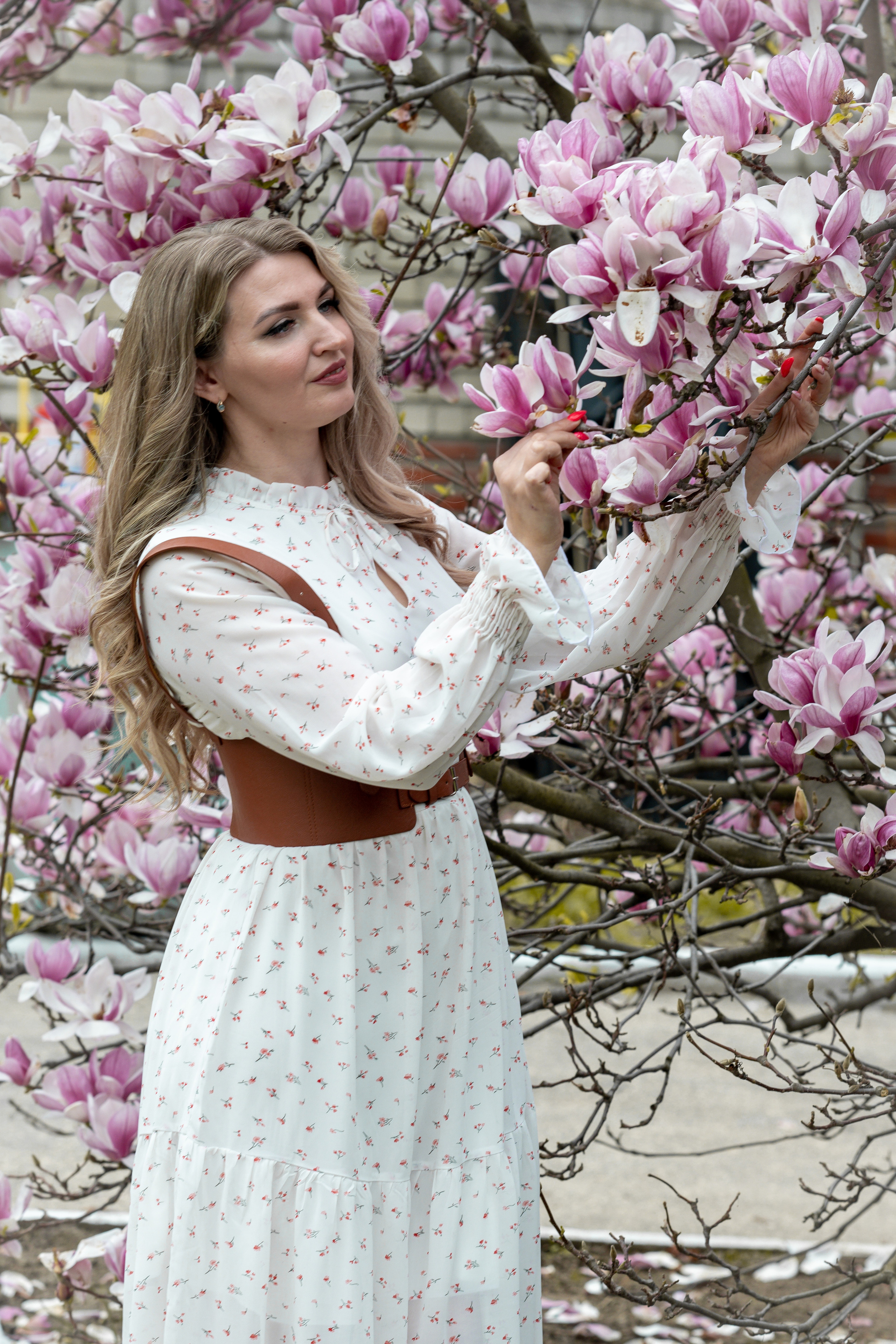ЕЛЕНА. МАЙ. ЦВЕТУЩАЯ МАГНОЛИЯ. РЯЗАНЬ. Светлана Басари портретный фотограф