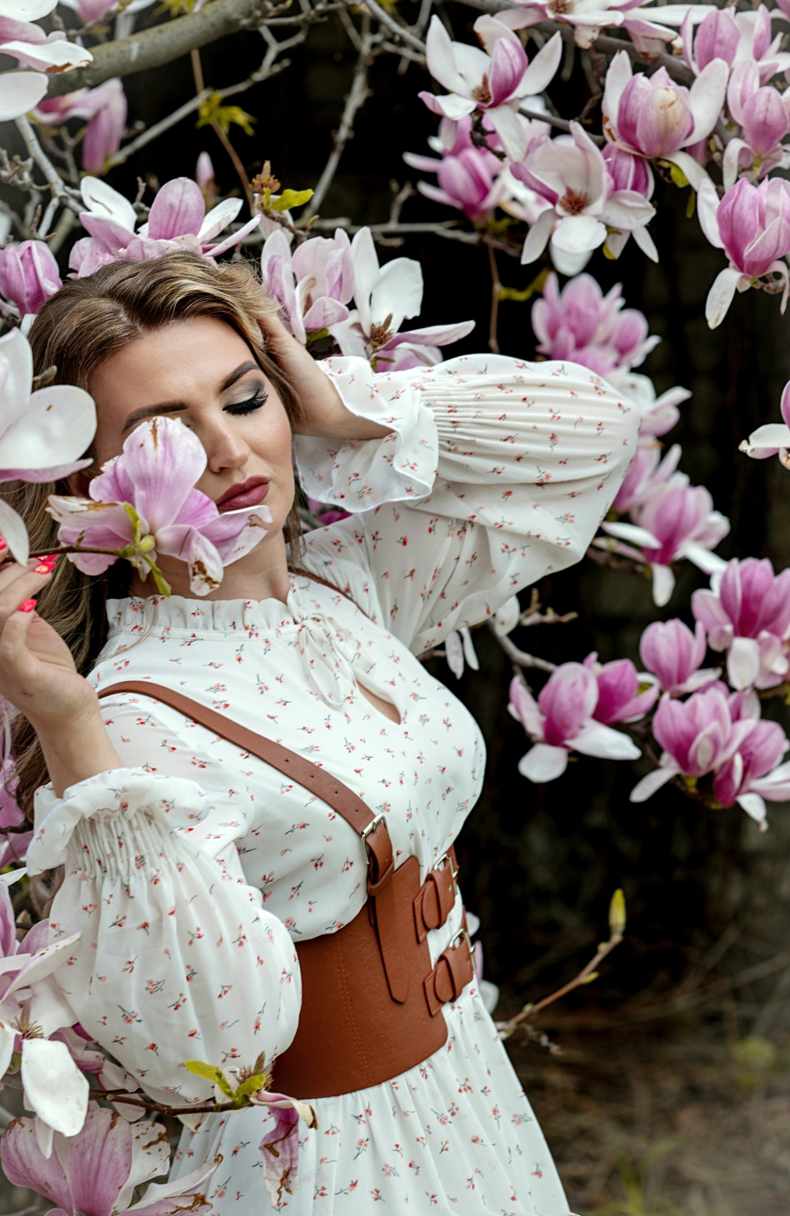 ЕЛЕНА. МАЙ. ЦВЕТУЩАЯ МАГНОЛИЯ. РЯЗАНЬ. Светлана Басари портретный фотограф