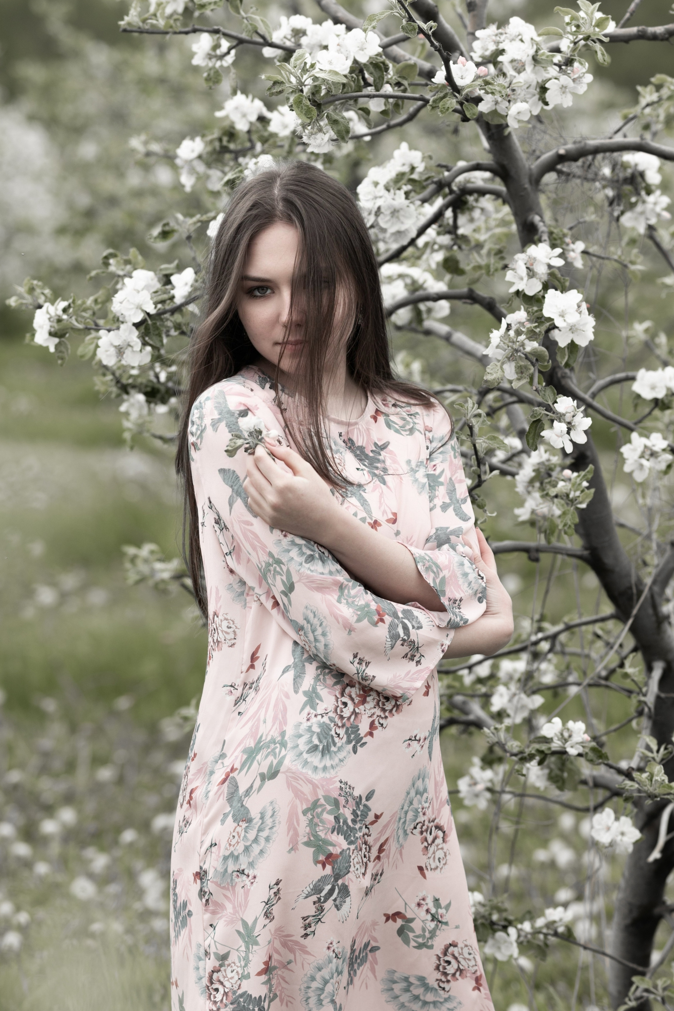 ВИКА. ФОТОСЕССИЯ В ВЕСЕННЕМ, БЕЛОСНЕЖНОМ САДУ, ЦВЕТУЩИХ ЯБЛОНЬ. ОЗЕРЫ. Светлана Басари портретный фотограф