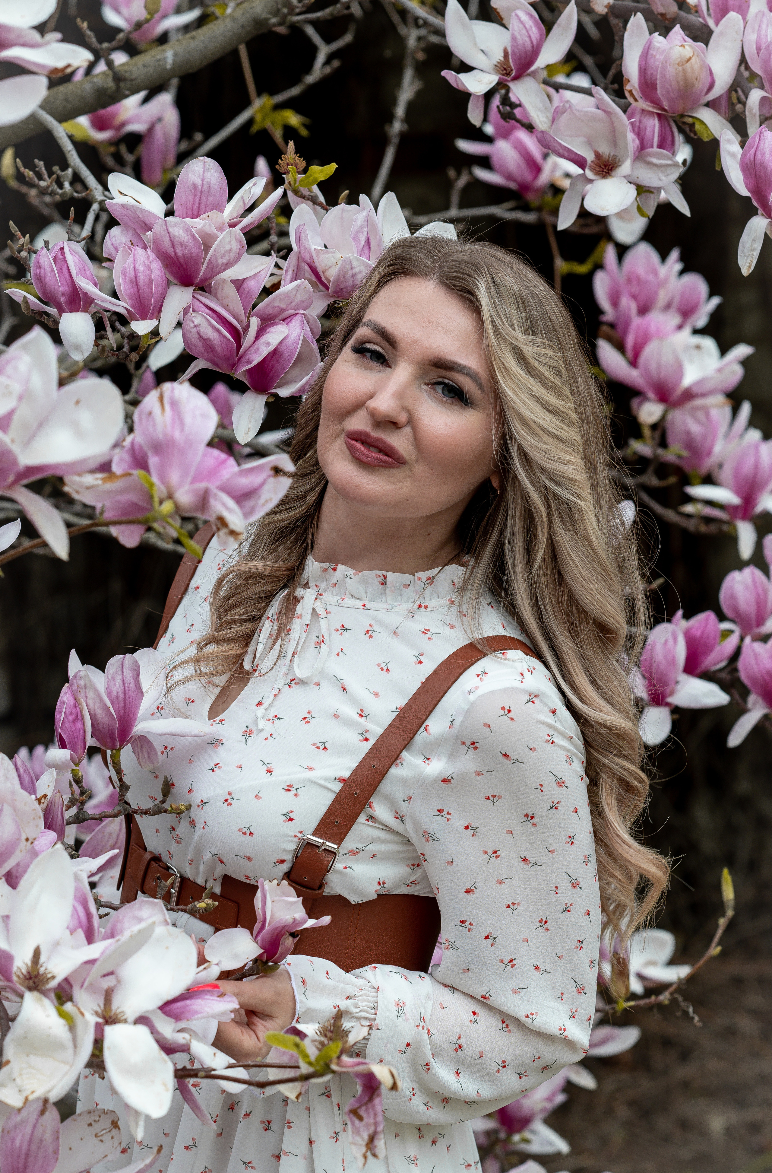 ЕЛЕНА. МАЙ. ЦВЕТУЩАЯ МАГНОЛИЯ. РЯЗАНЬ. Светлана Басари портретный фотограф