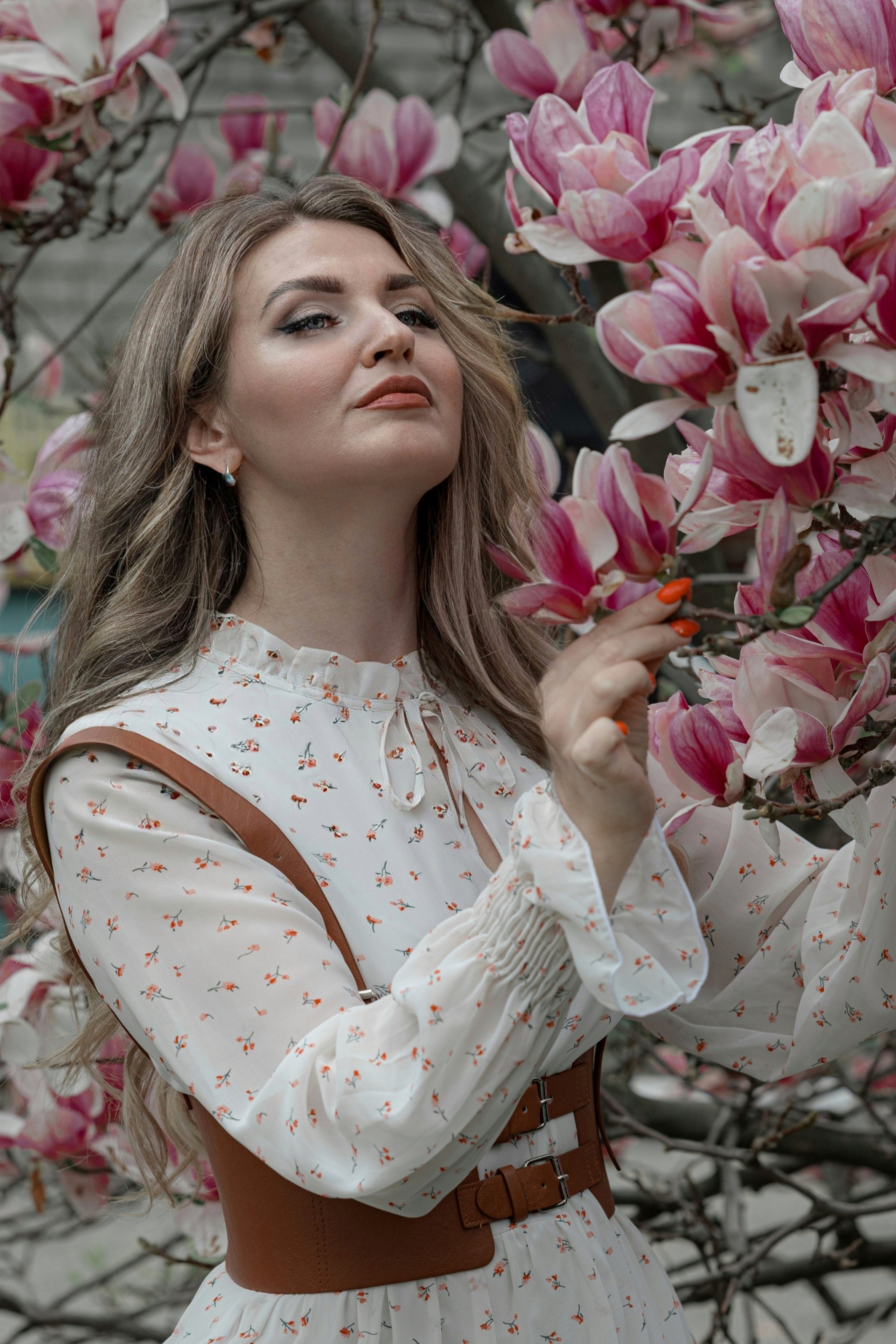 ЕЛЕНА. МАЙ. ЦВЕТУЩАЯ МАГНОЛИЯ. РЯЗАНЬ. Светлана Басари портретный фотограф