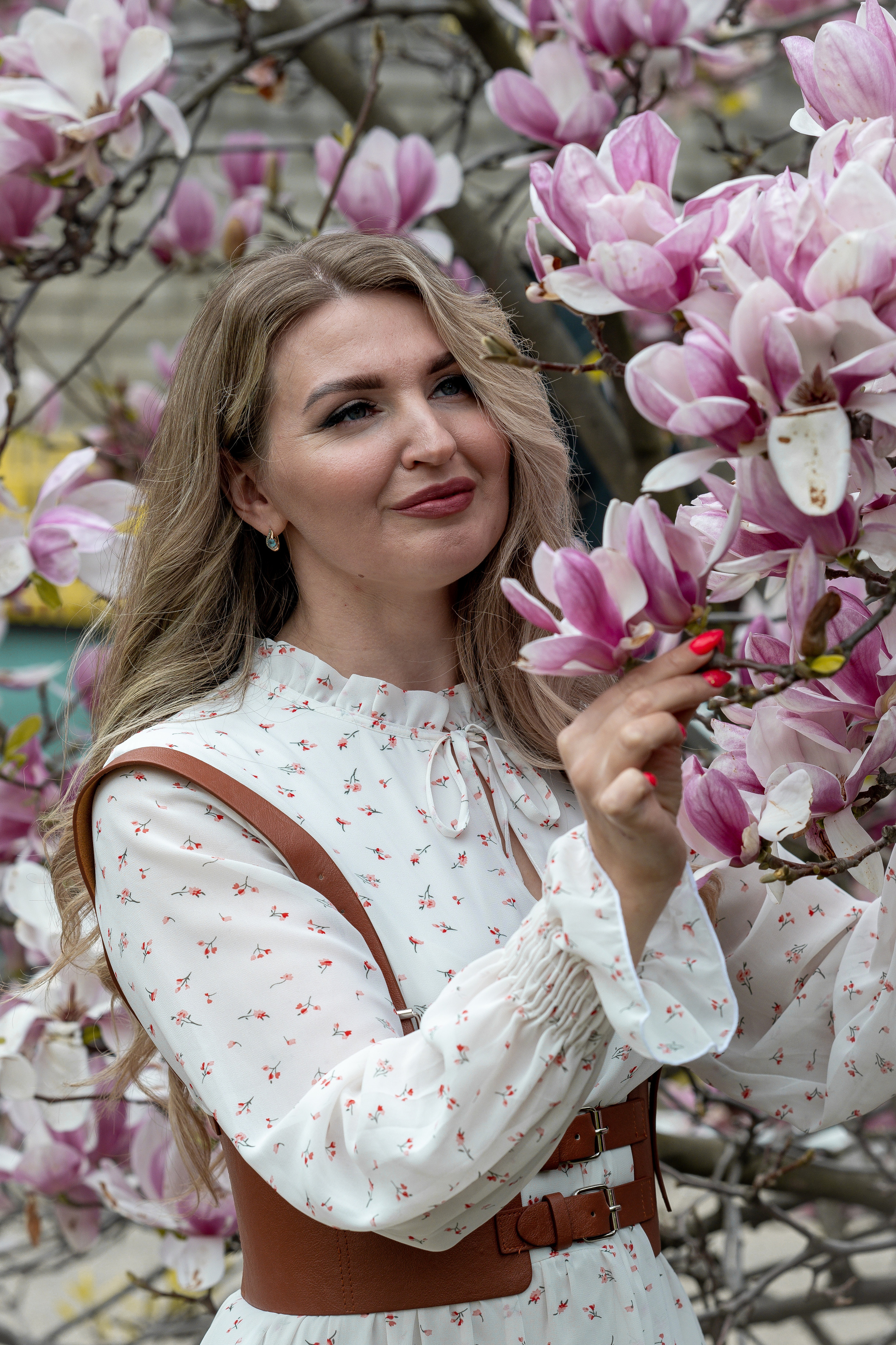 ЕЛЕНА. МАЙ. ЦВЕТУЩАЯ МАГНОЛИЯ. РЯЗАНЬ. Светлана Басари портретный фотограф