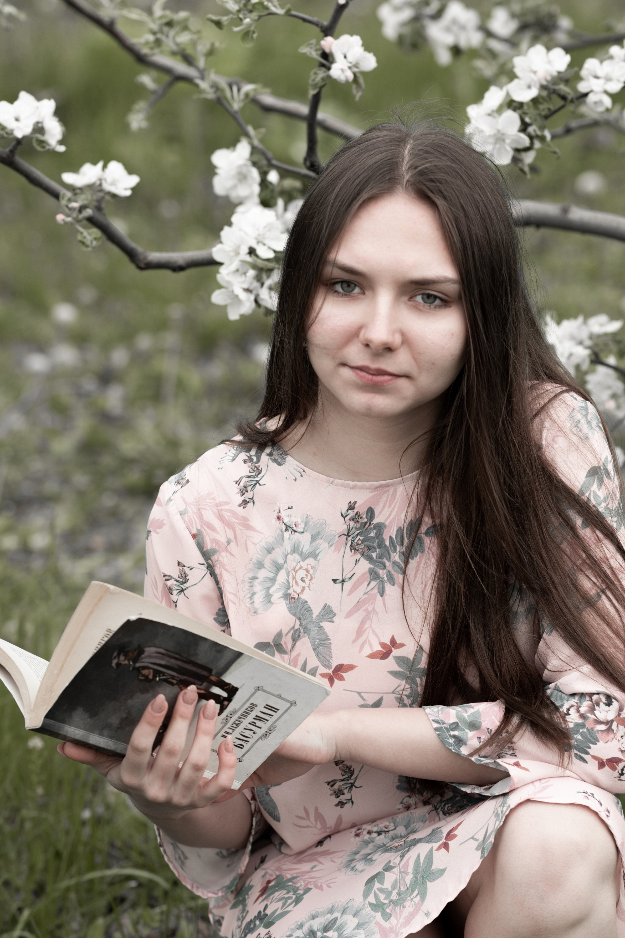 ВИКА. ФОТОСЕССИЯ В ВЕСЕННЕМ, БЕЛОСНЕЖНОМ САДУ, ЦВЕТУЩИХ ЯБЛОНЬ. ОЗЕРЫ. Светлана Басари портретный фотограф