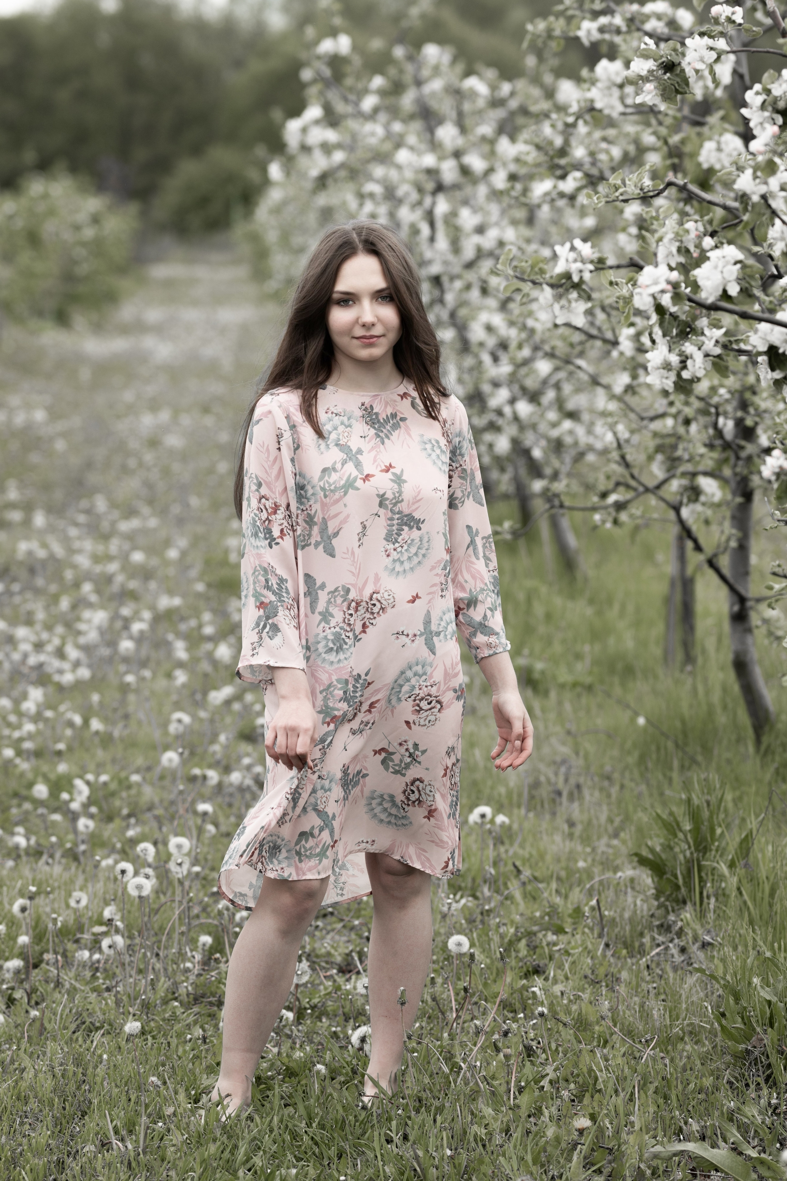 ВИКА. ФОТОСЕССИЯ В ВЕСЕННЕМ, БЕЛОСНЕЖНОМ САДУ, ЦВЕТУЩИХ ЯБЛОНЬ. ОЗЕРЫ. Светлана Басари портретный фотограф