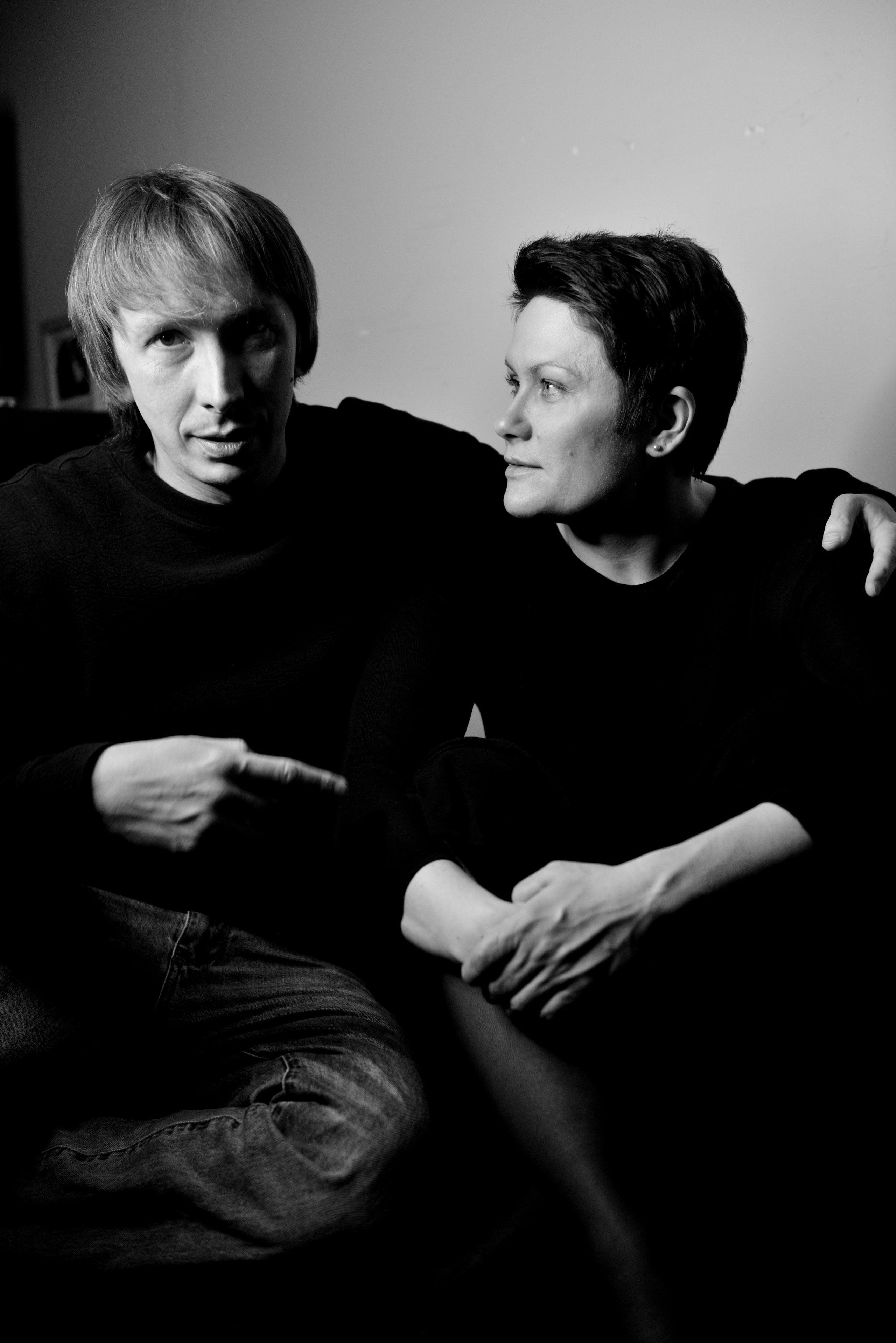 Черно-белая фотография мужа и жены, как жена смотрит на мужа.