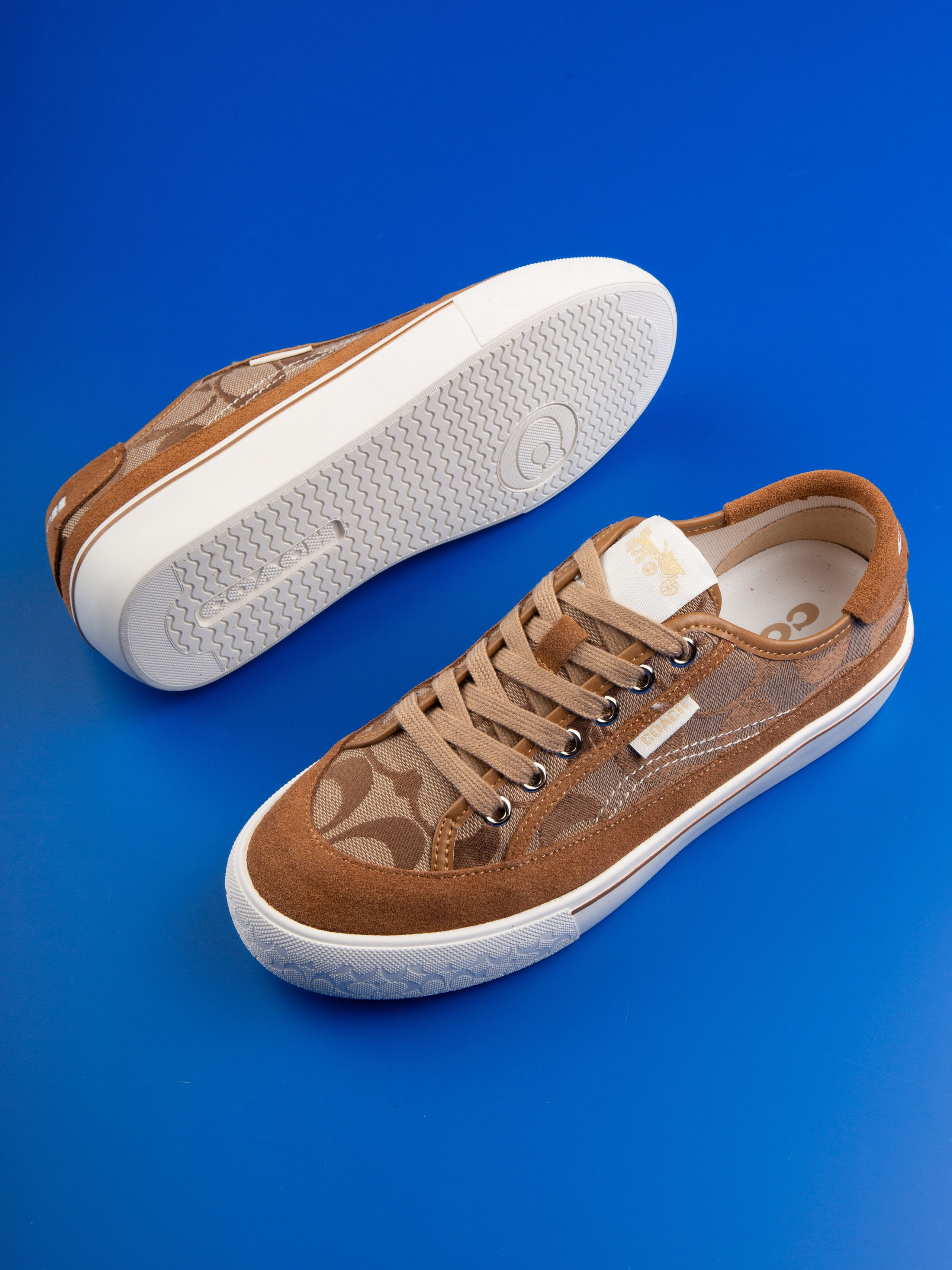 Обувь на цветных фонах. Фотограф Мария Кольцова