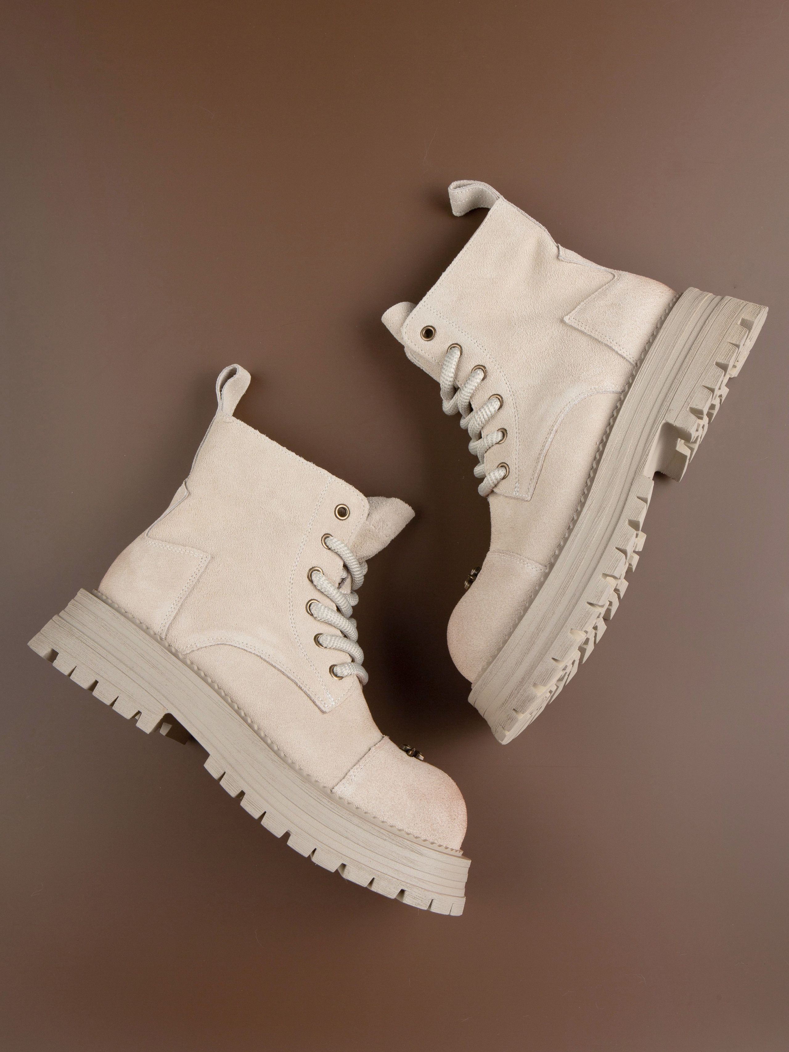 Обувь на цветных фонах. Фотограф Мария Кольцова