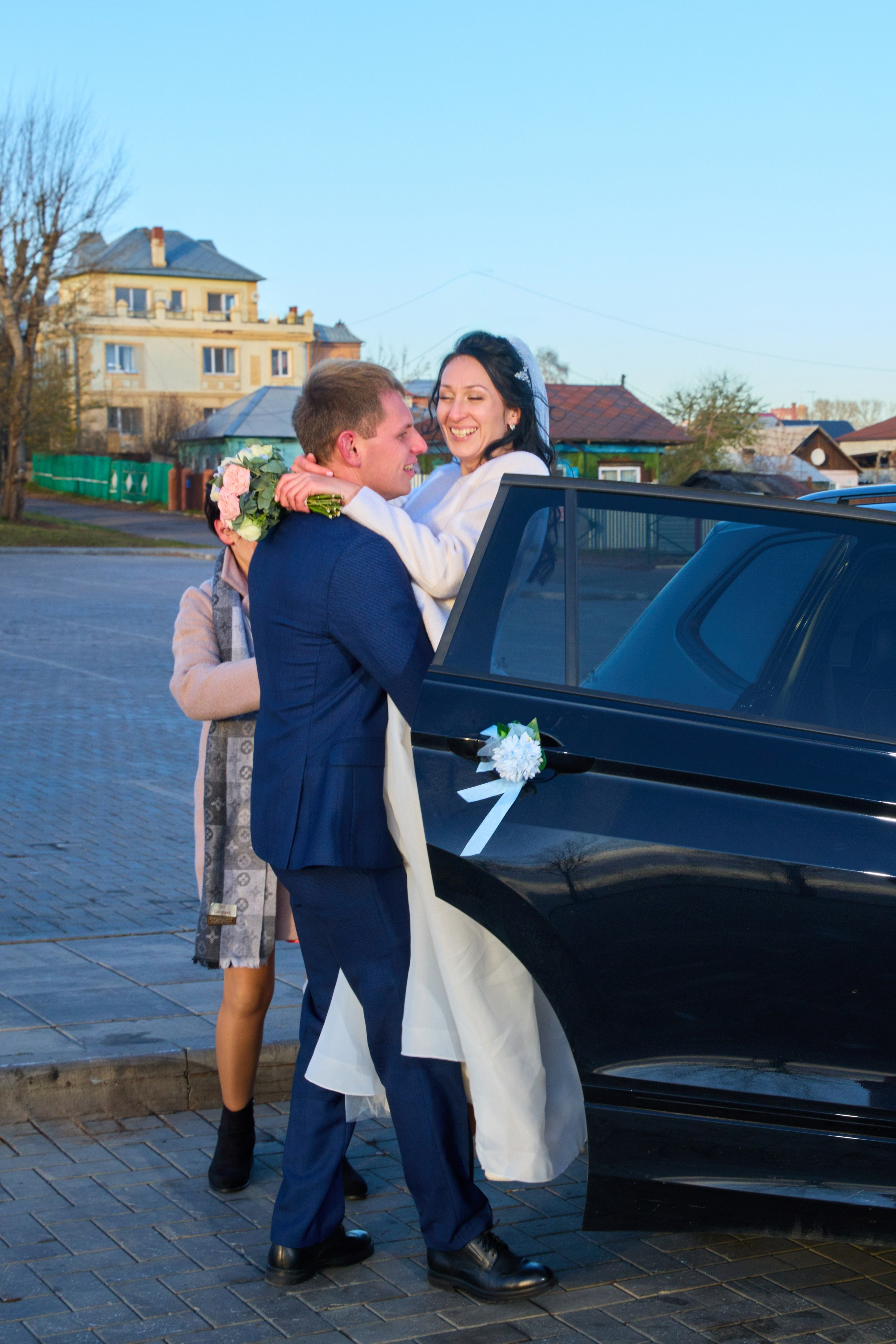 жених садит невесту в машину