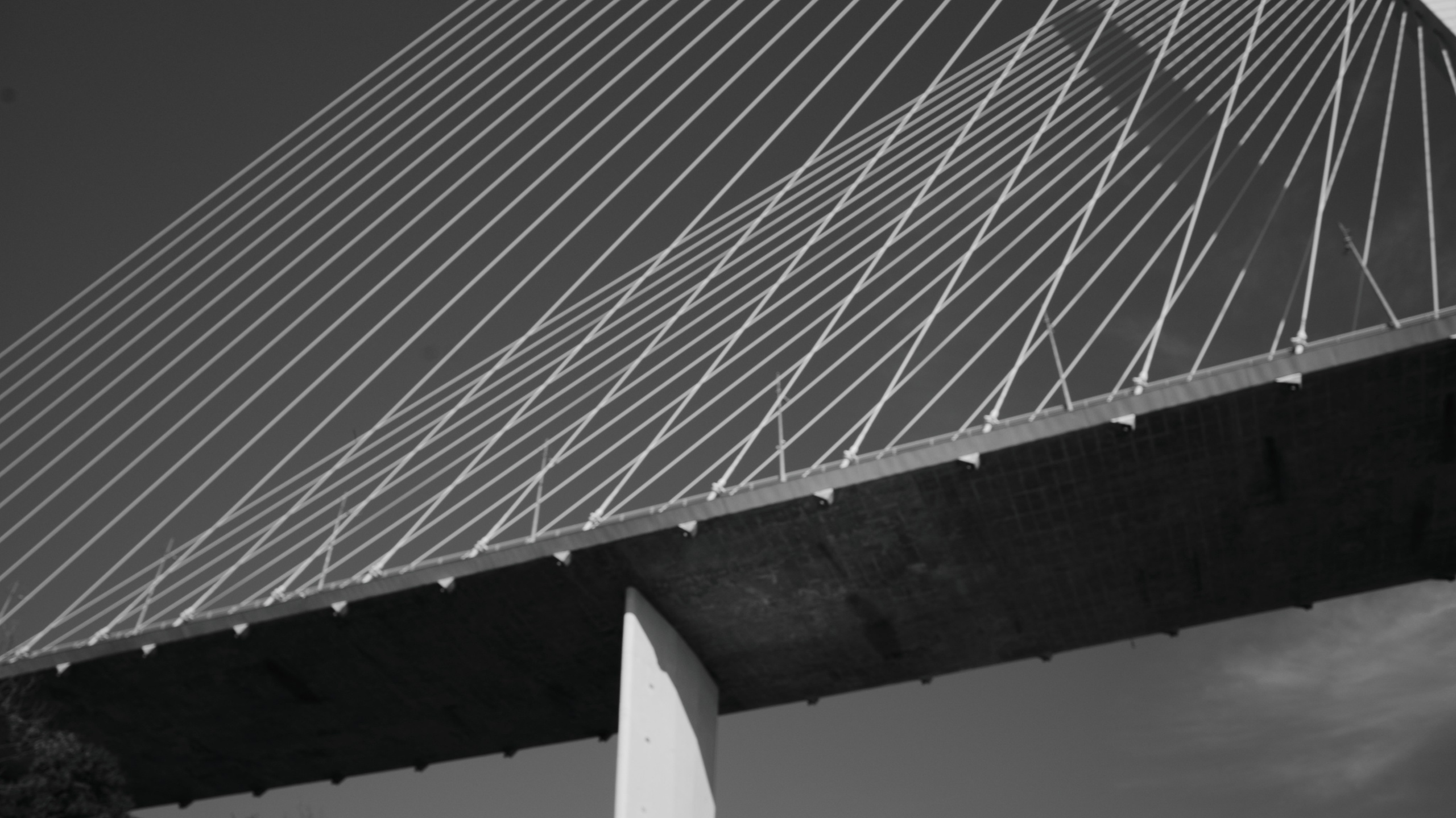 Золотой мост на фоне ясного неба