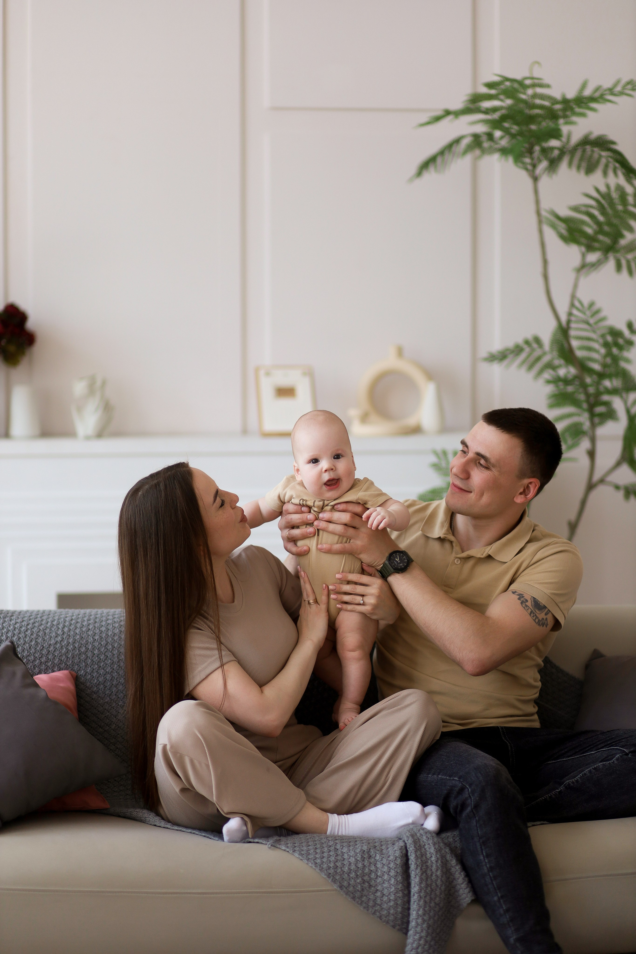 Семейная съёмка в белом зале. ФОТОГРАФ ХАБАРОВСК АНАСТАСИЯ РАЧЕНКОВА