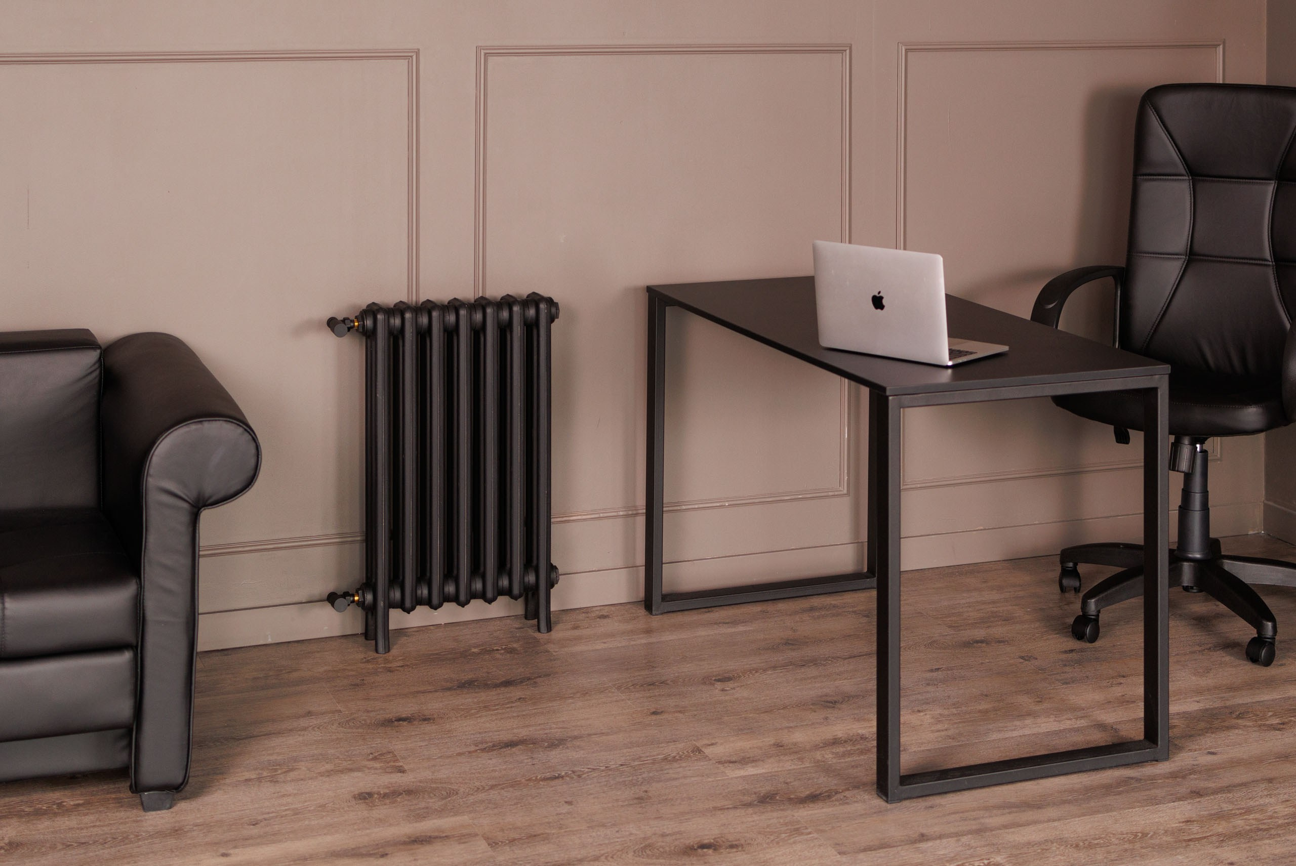 Предметные фотографии дизайнерских радиаторов отопления в стиле ретро