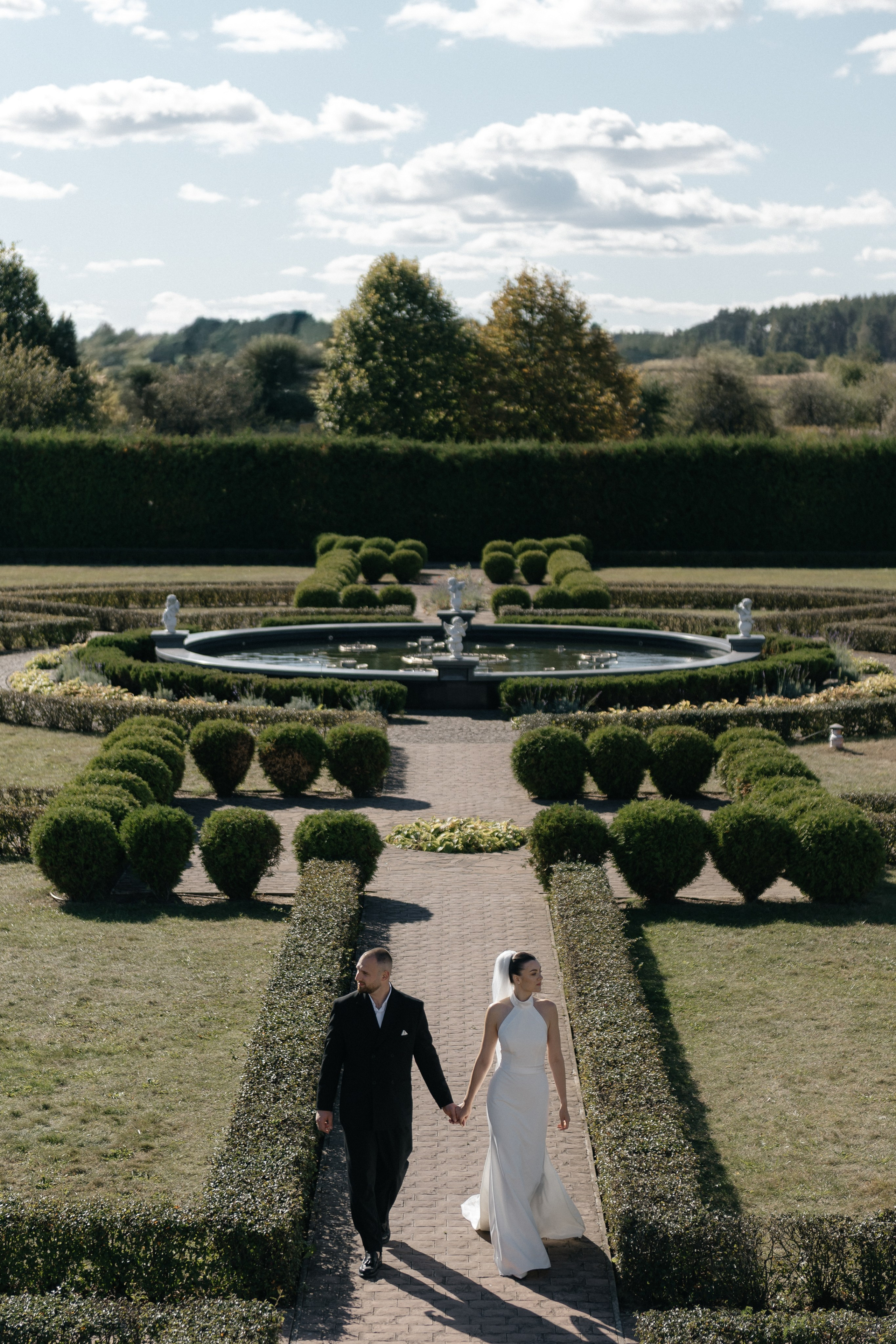 Wedding day in VERSAL PARK. Wedding PHOTOGRAPHER Andrew Vnukov