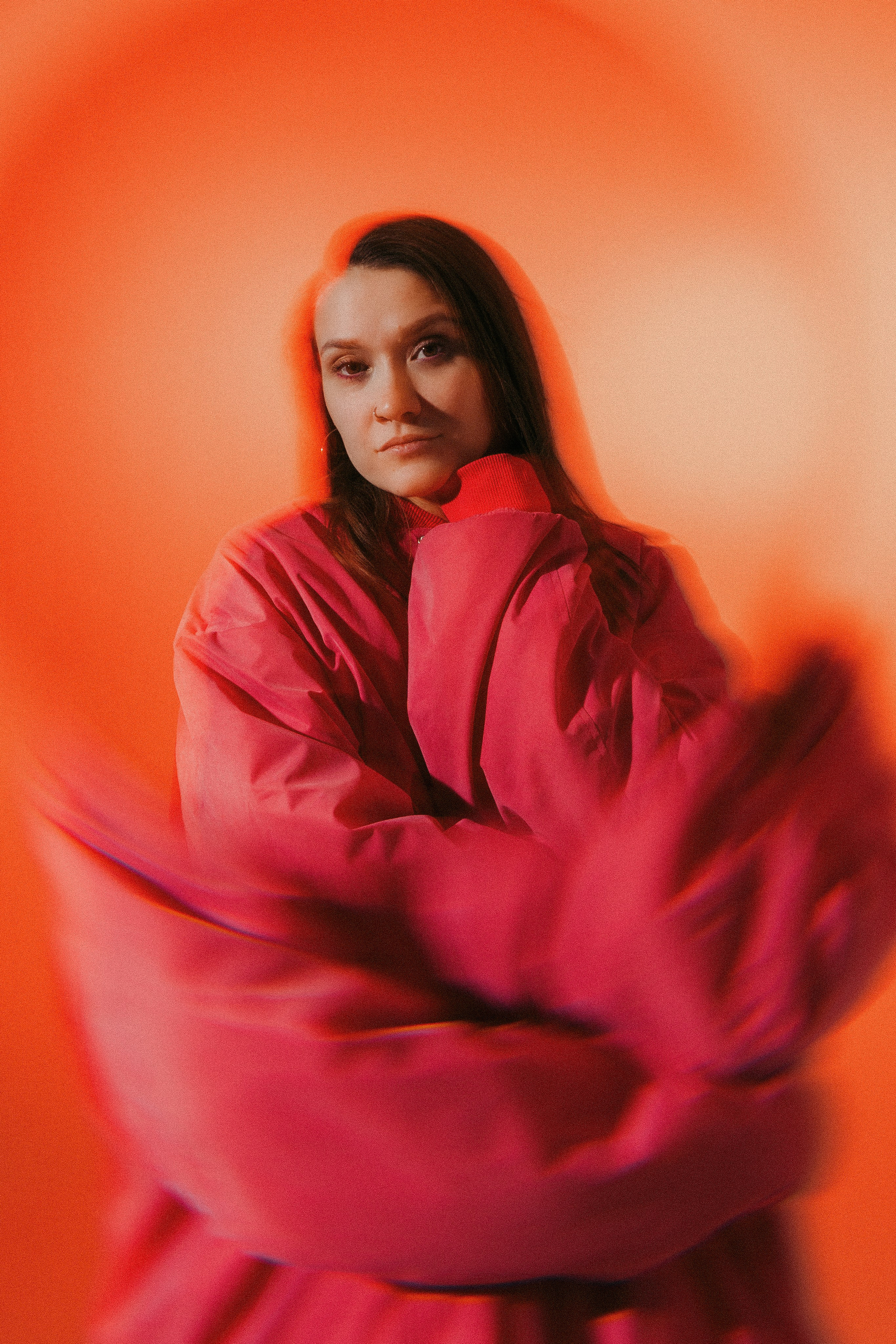 художественный портрет девушки на оранжевом фоне с линзами