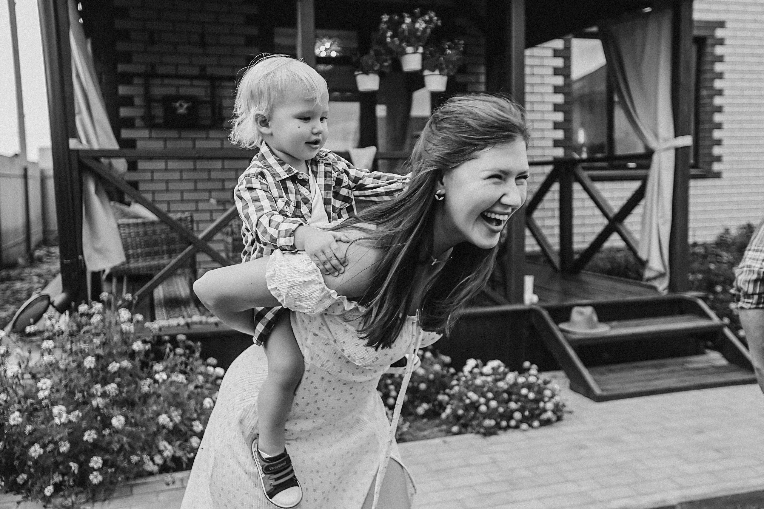 У дома. Семейный фотограф Тюмень, фотограф на роды Салмина Мария