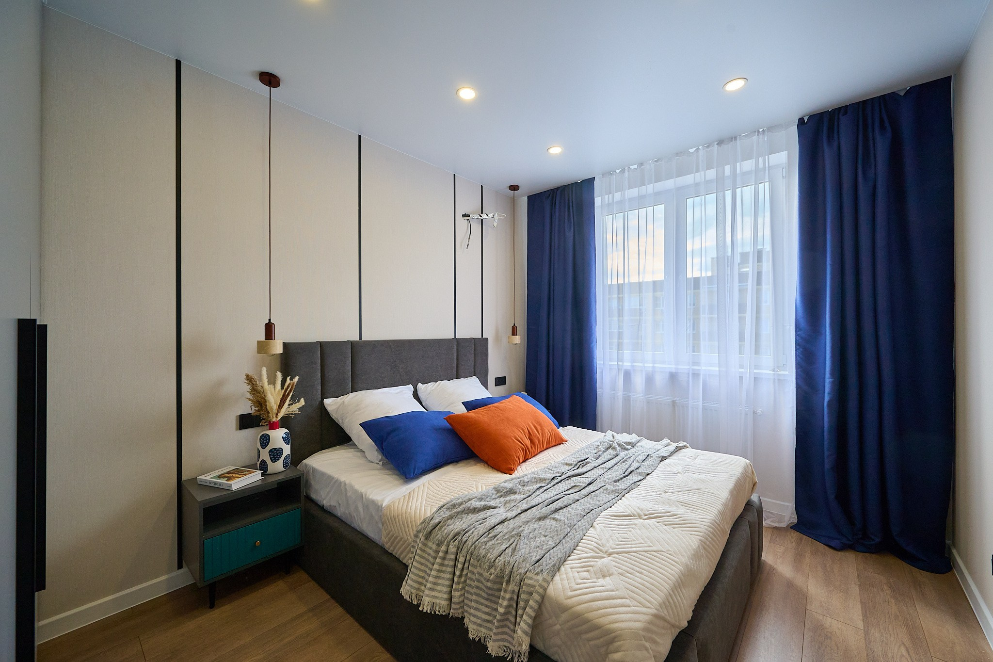 кровать серого цвета белые обои темно синие шторы с прозрачными