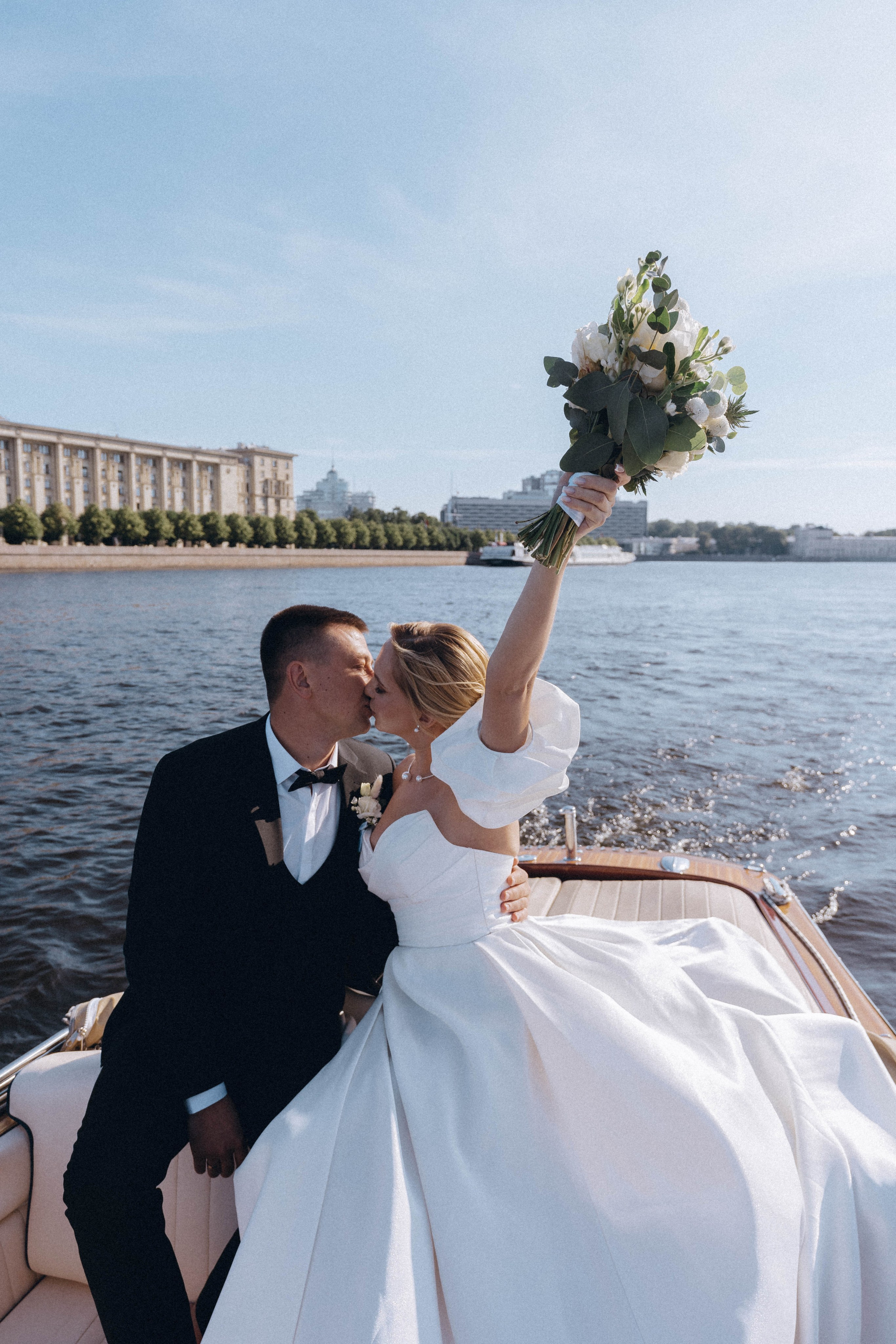 СВАДЕНБНАЯ СЬЕМКА НА КАТЕРЕ ПО КАНАЛАМ САНКТ-ПЕТЕРБУРГА И В АКВАТОРИИ НЕВЫ. Профессиональный фотограф, Санкт-Петербург — Виктория Богомолова