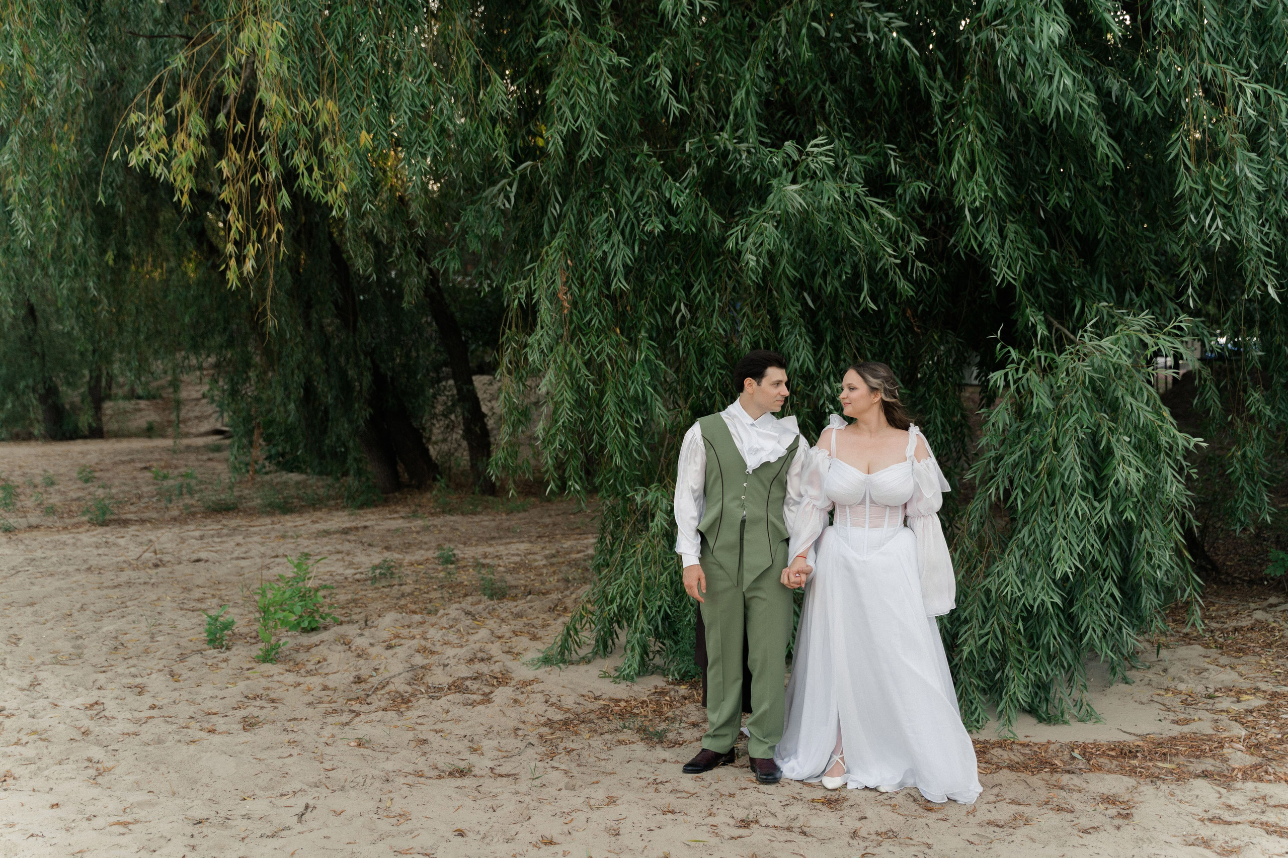 свадебная фотосессия жениха и невесты  на берегу реки Дон