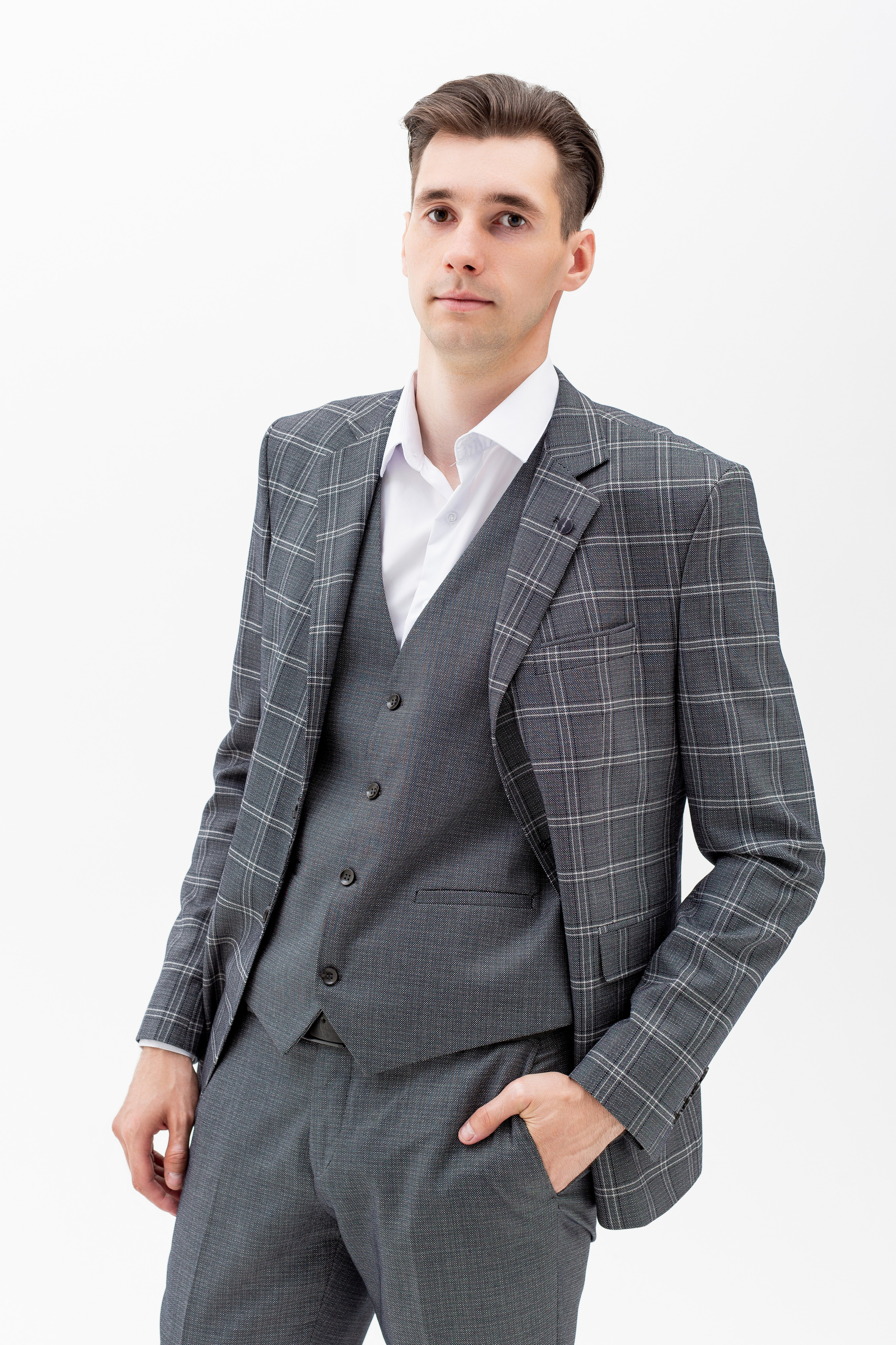 Студийный портрет мужчины, портрет 2/3, в костюме тройка на белом фоне