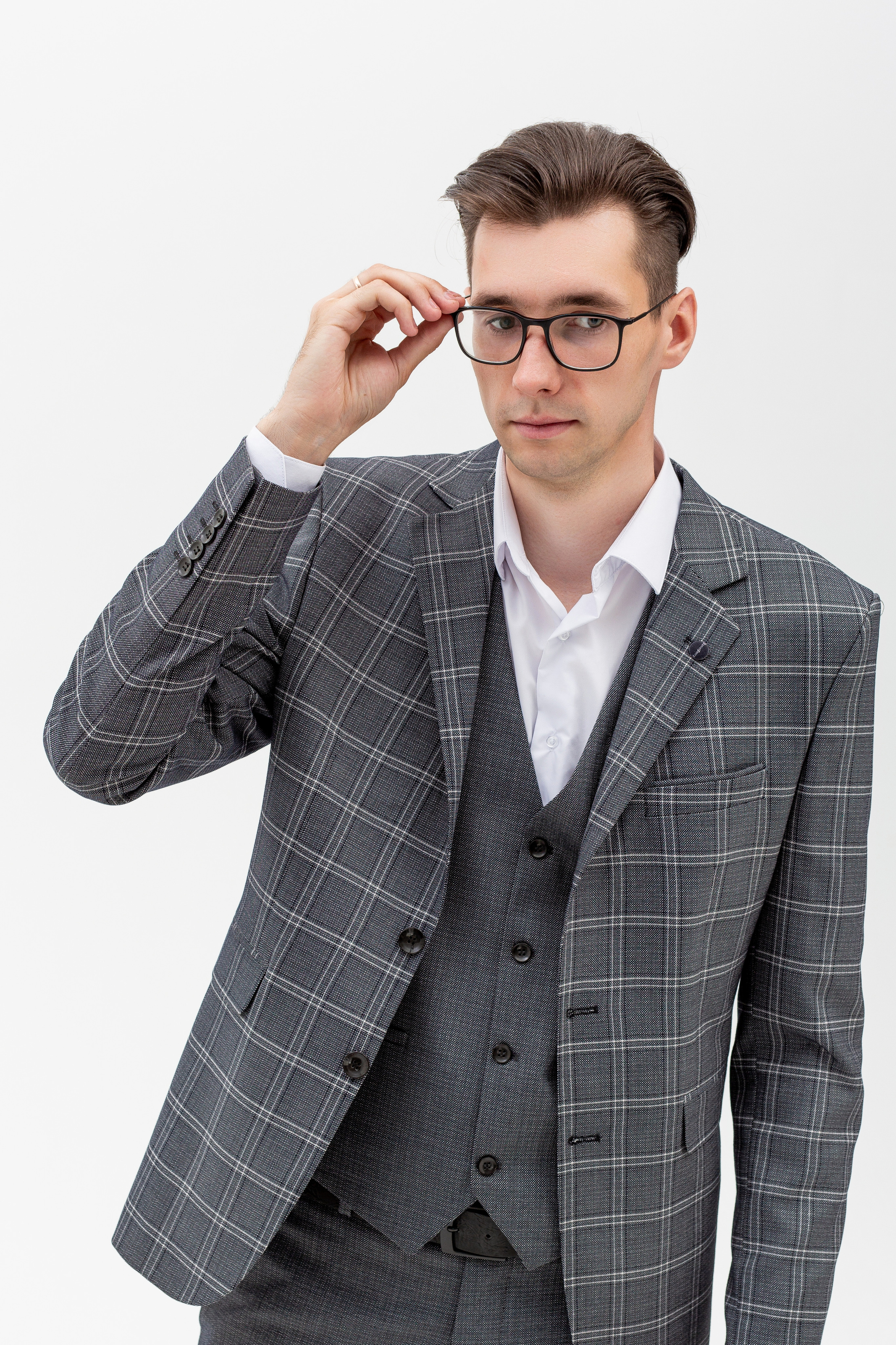 Студийный портрет мужчины в очках, портрет 2/3, в костюме тройка на белом фоне