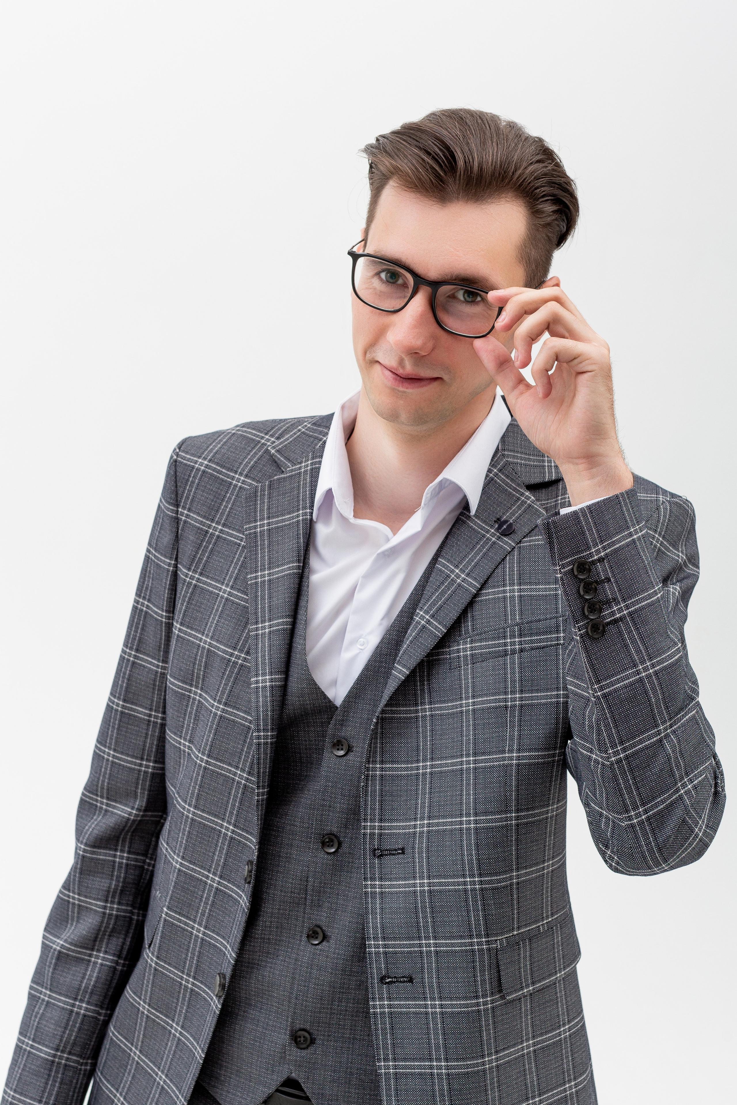 Студийный портрет мужчины в очках, портрет 2/3, в костюме тройка на белом фоне