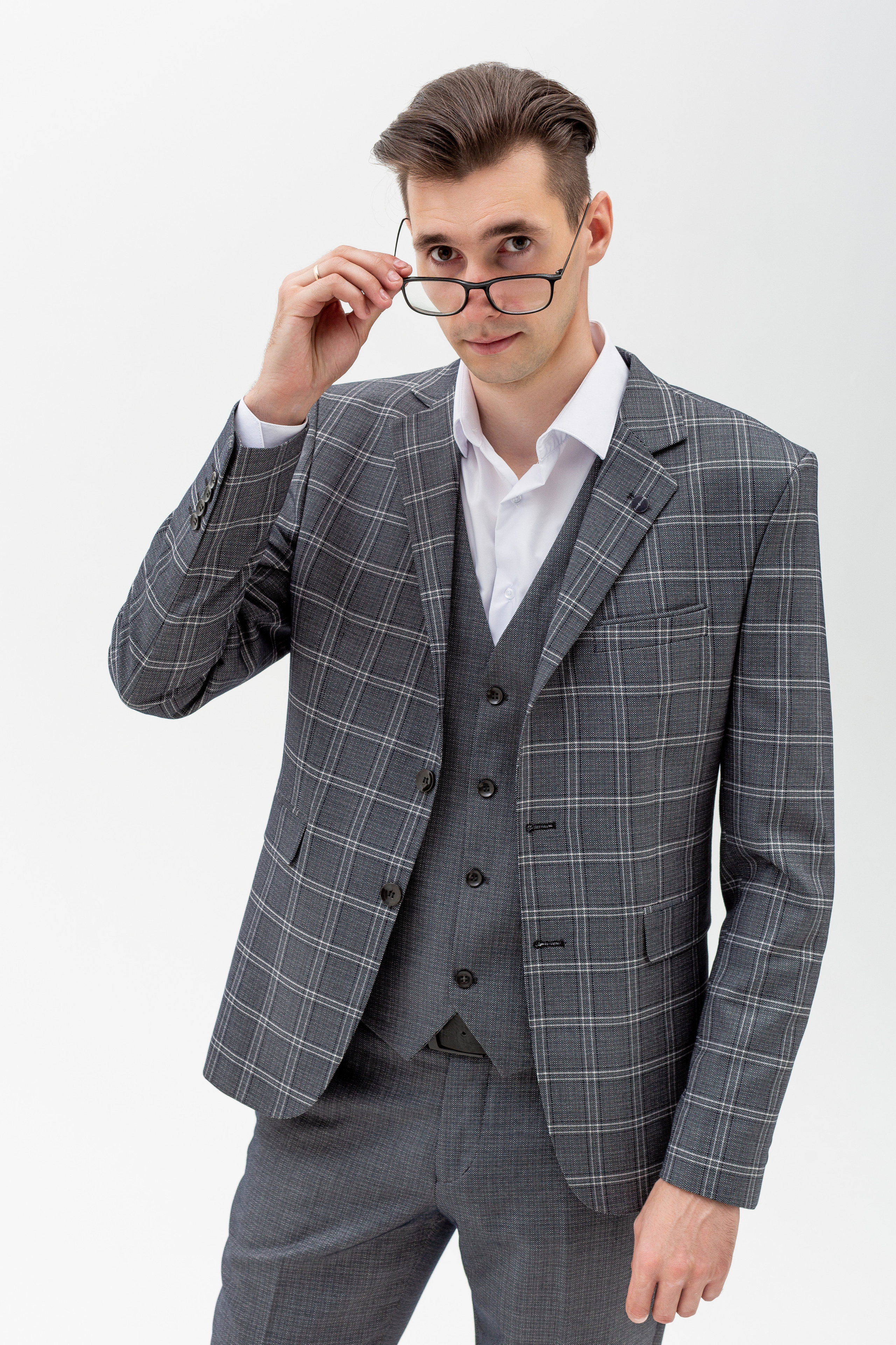 Студийный портрет мужчины в очках, портрет 2/3, в костюме тройка на белом фоне